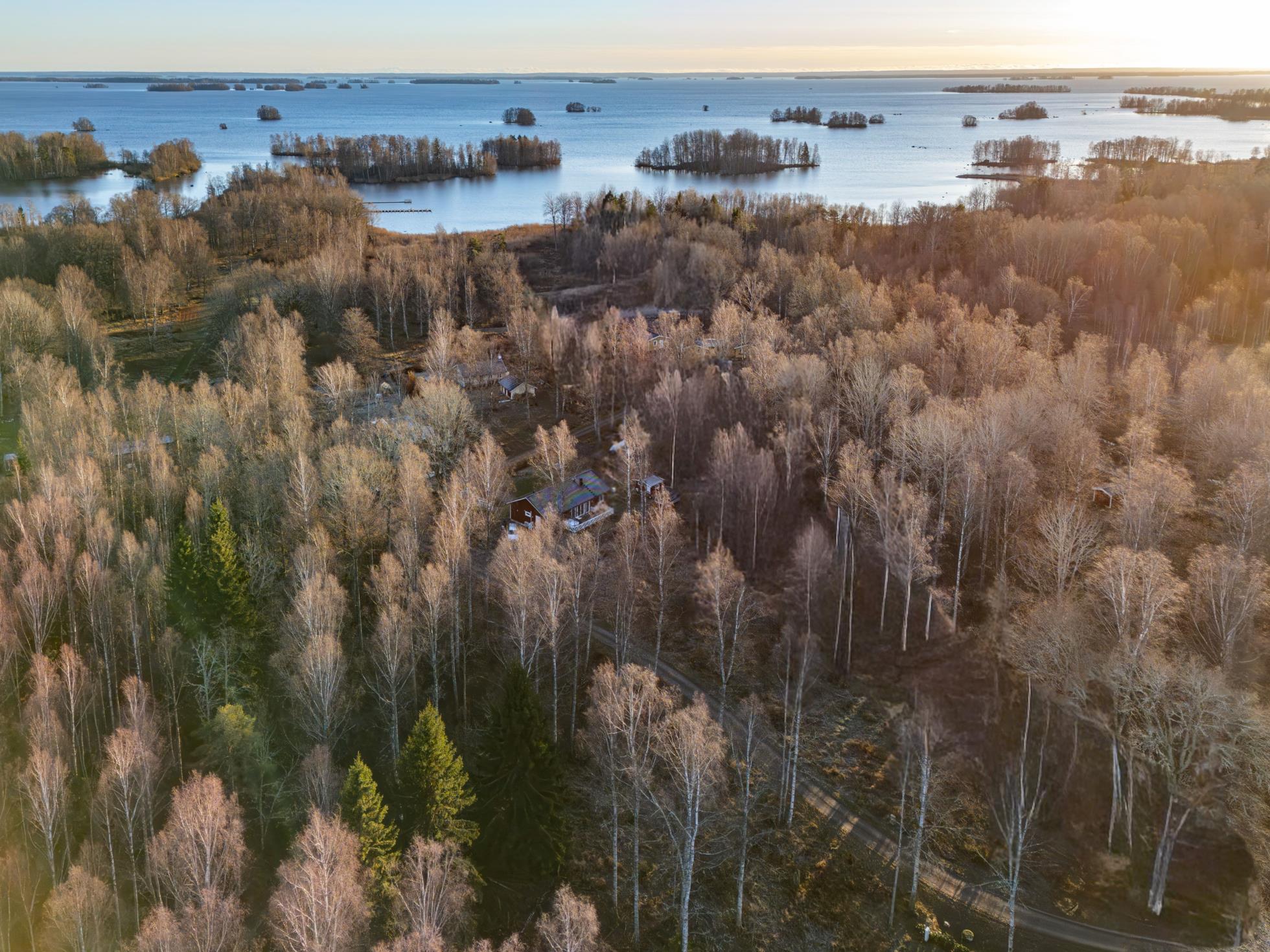 Tre sjönära tomter i björkudden!