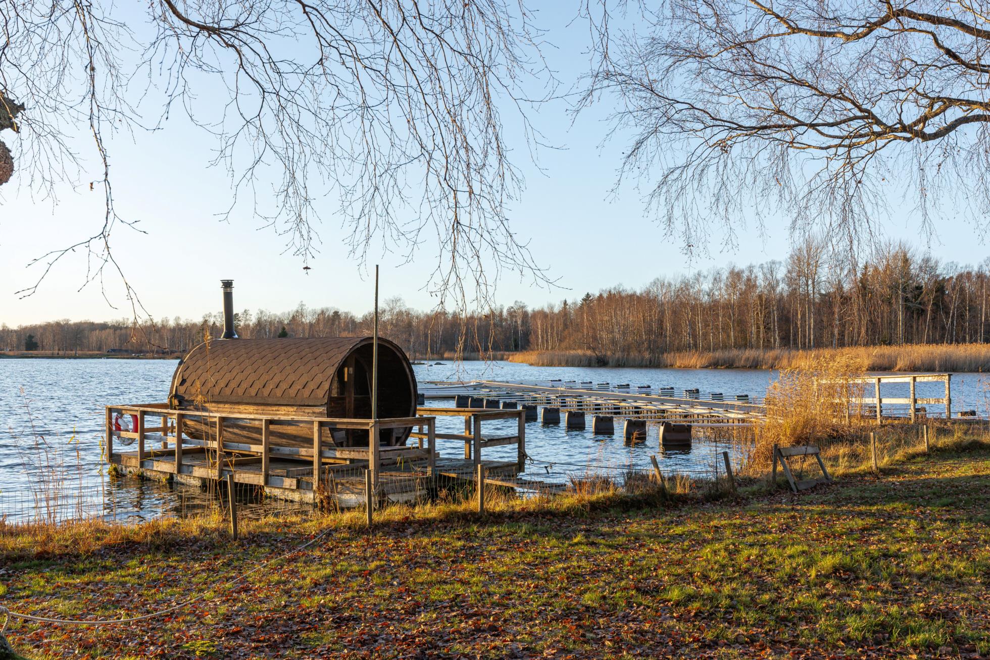 Tre sjönära tomter i björkudden!