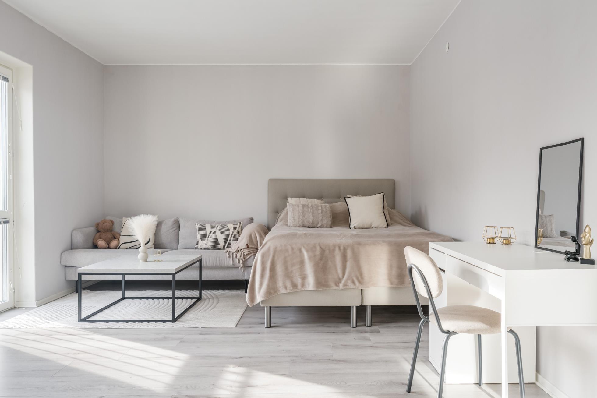 Stilren och kvadratsmart 1:a med låg avgift i stabil förening!