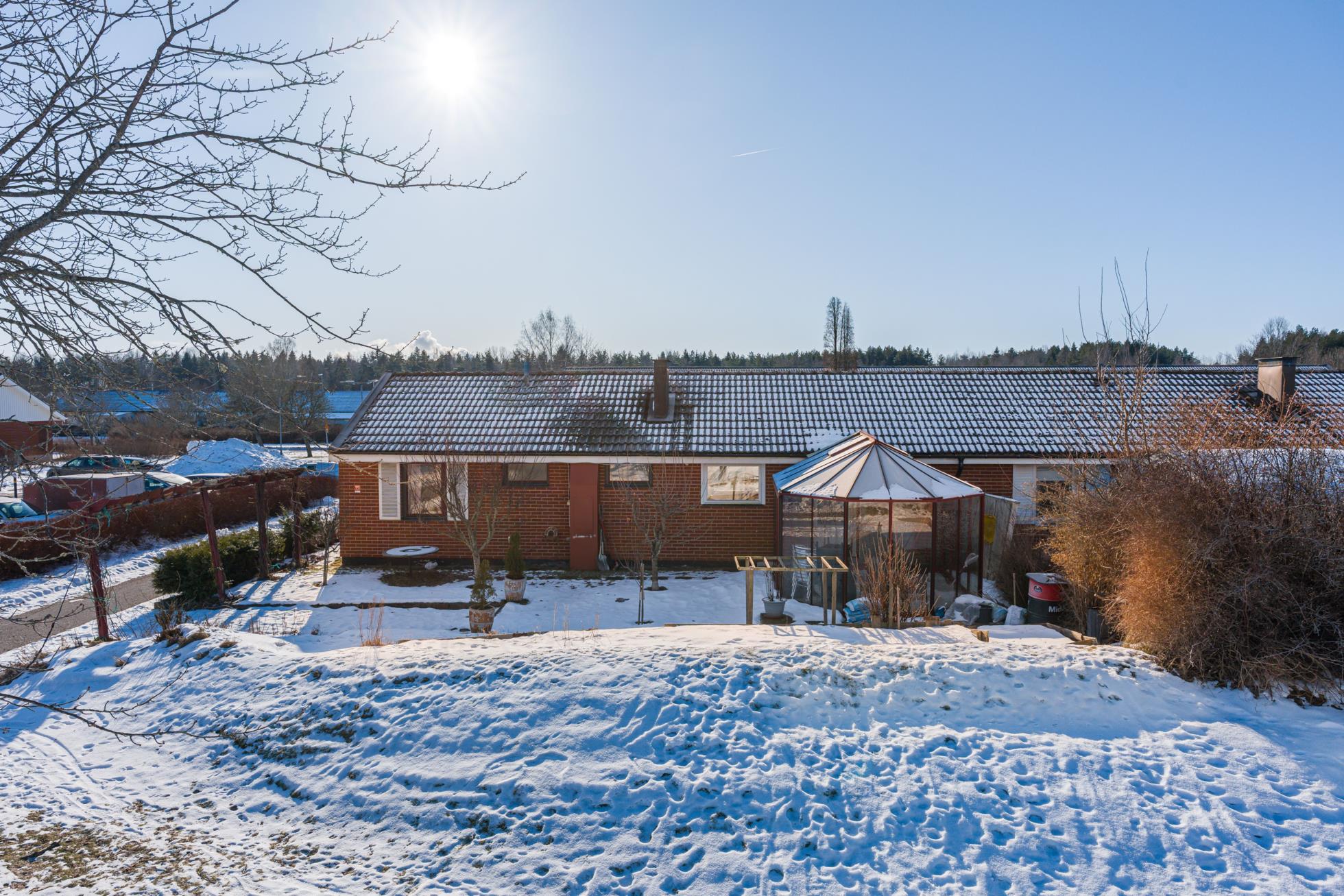 Attraktivt 1-plansradhus i gavelläge