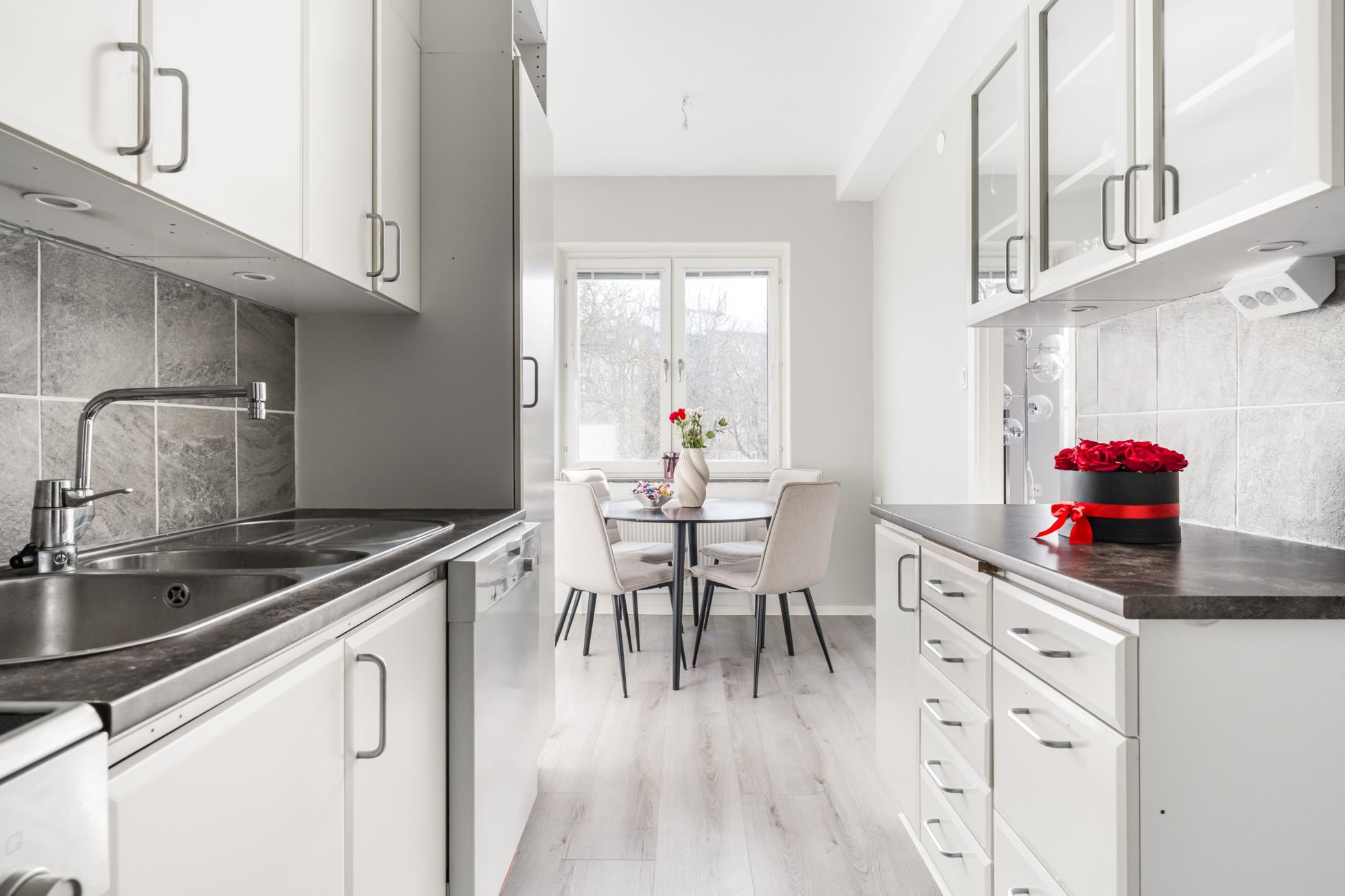 Stilren och kvadratsmart 1:a med låg avgift i stabil förening!