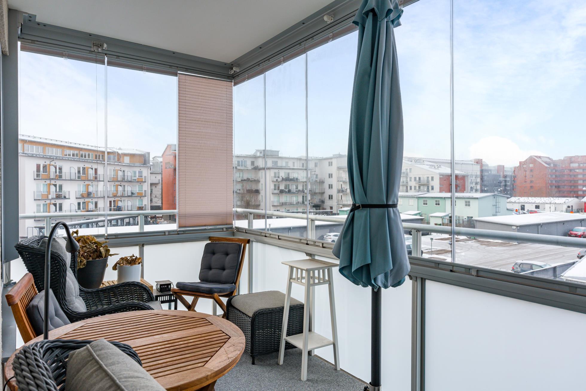 Rymlig 3:a med inglasad balkong och välskött förening!