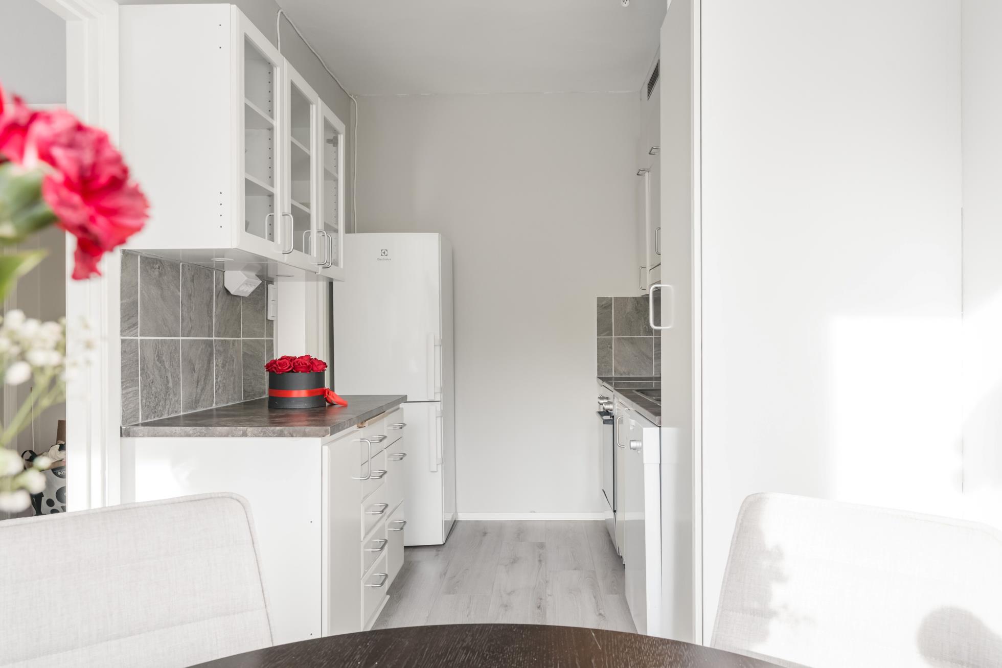 Stilren och kvadratsmart 1:a med låg avgift i stabil förening!