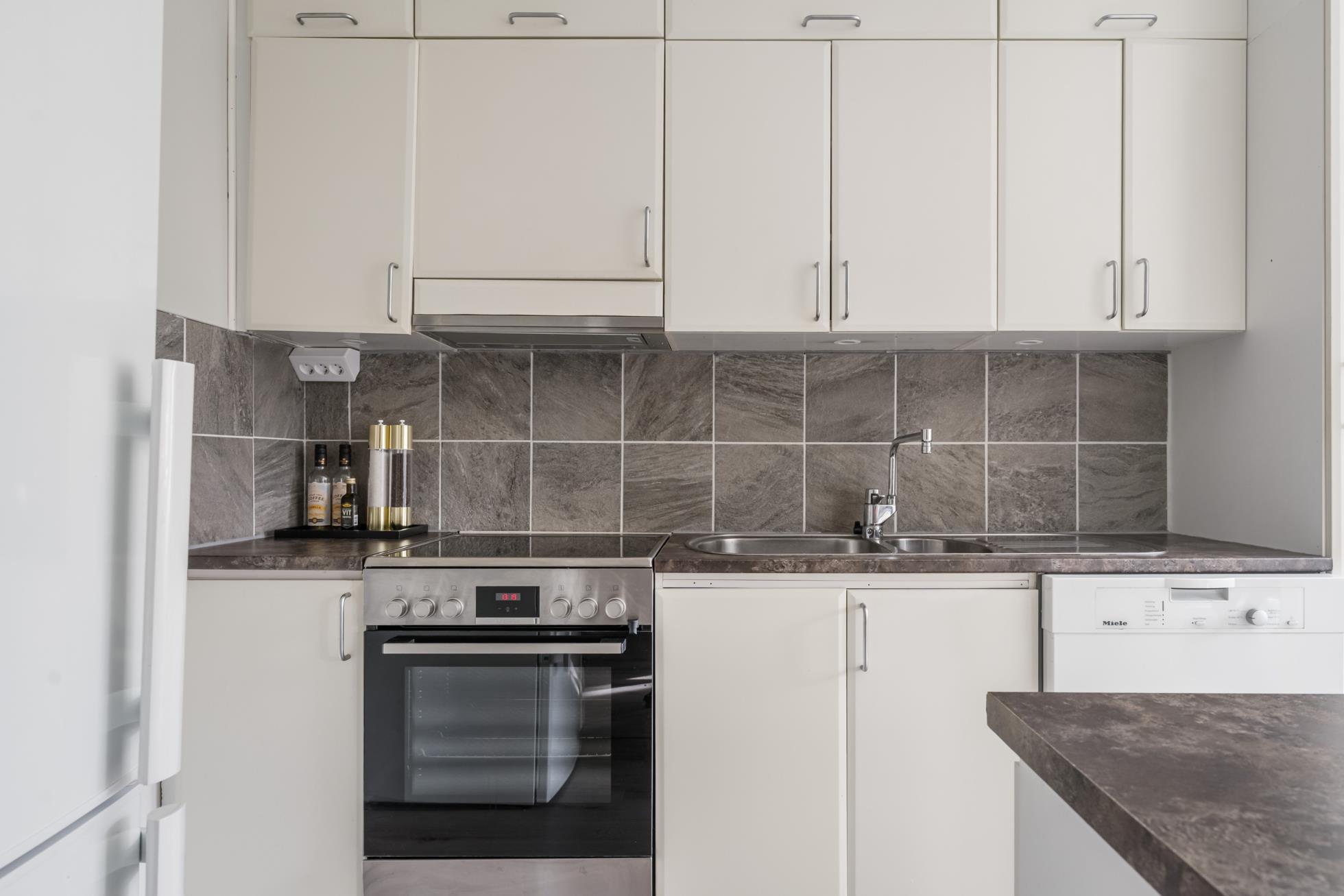 Stilren och kvadratsmart 1:a med låg avgift i stabil förening!