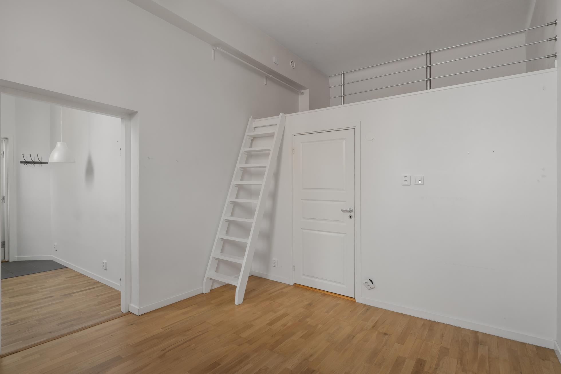 Centralt belägen 1:a med sovloft – Låga avgifter & mysig planlösning!