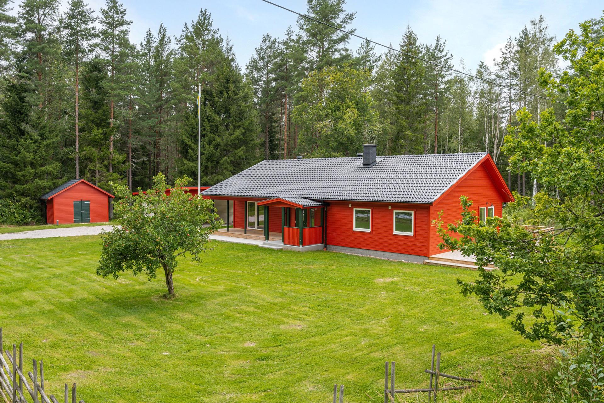 Totalrenoverat enplanshus i lantliga Tjusebotorp