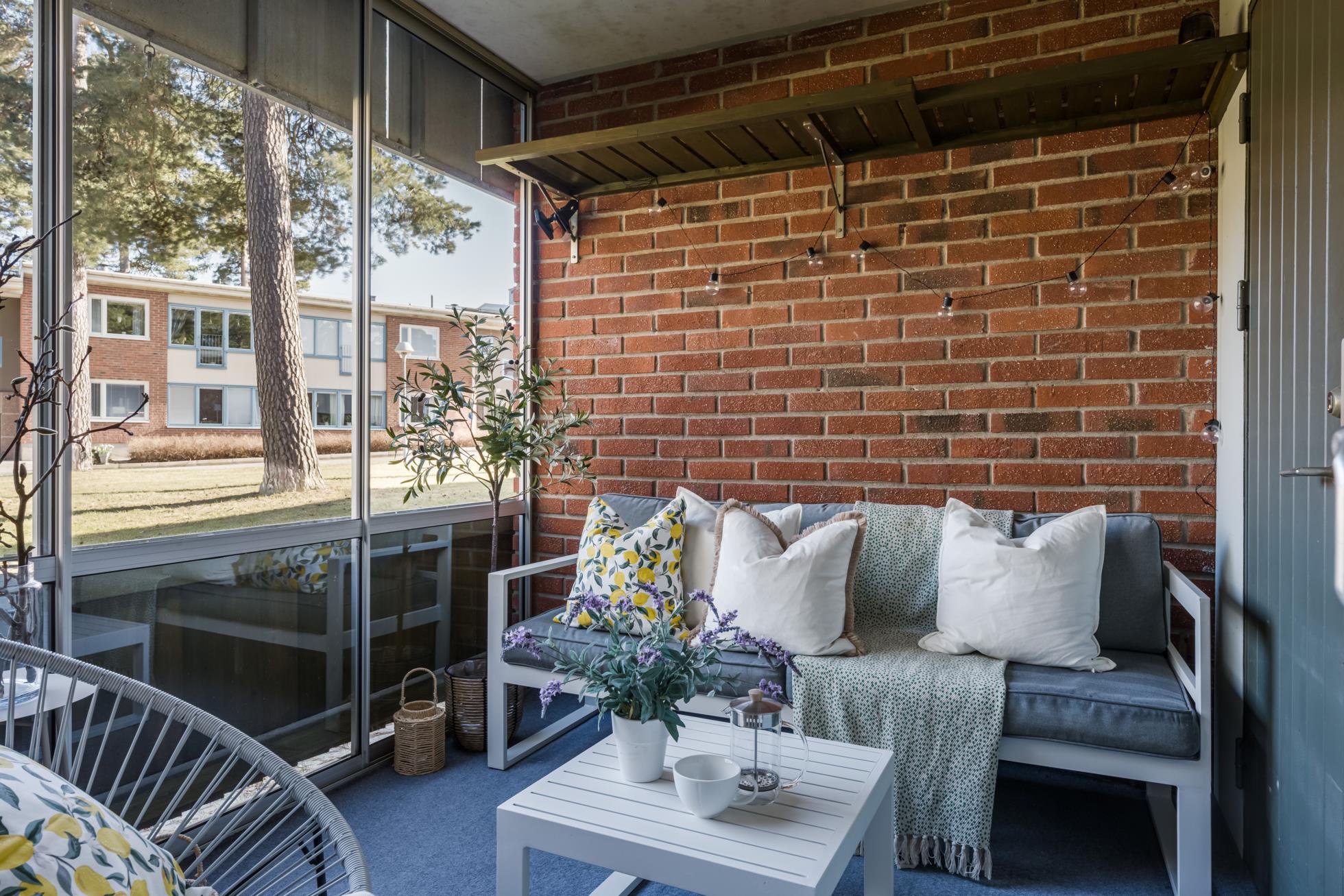 Fräsch 3:a i markplan med inglasad altan i populära Brf Solfjädern!