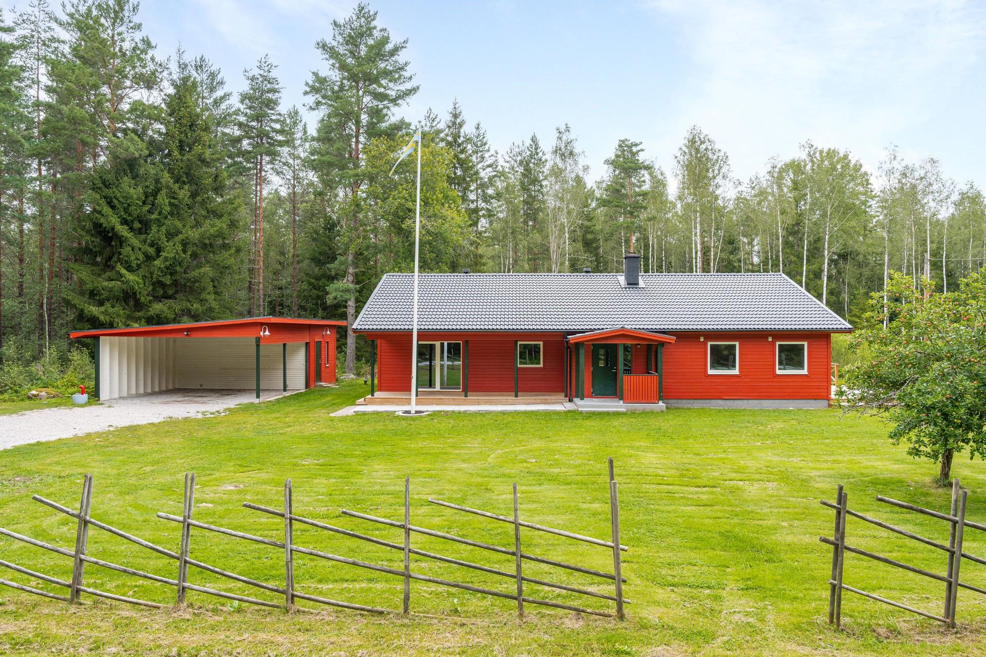 Totalrenoverat enplanshus i lantliga Tjusebotorp