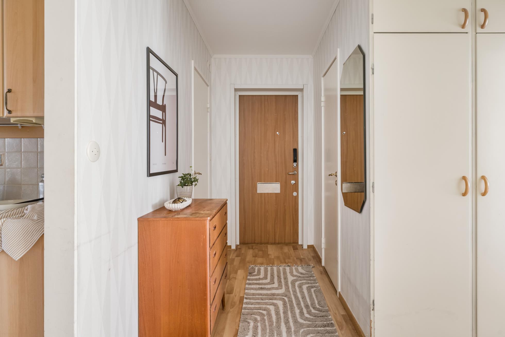 Fräsch 3:a i markplan med inglasad altan i populära Brf Solfjädern!