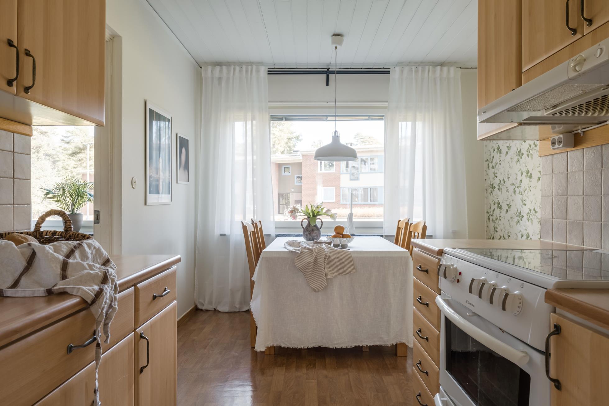 Fräsch 3:a i markplan med inglasad altan i populära Brf Solfjädern!