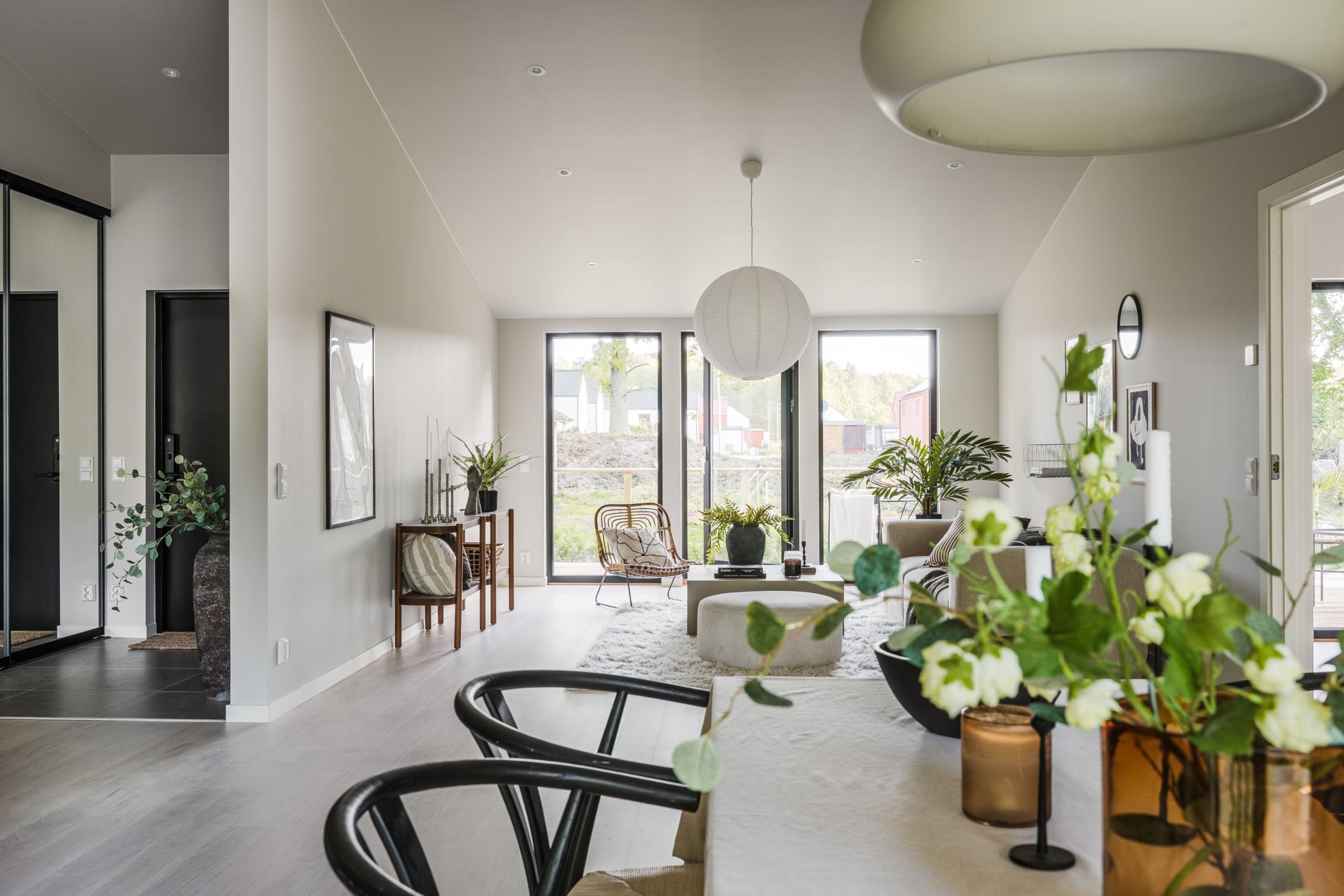 Enplanshus med modern känsla och vy över öppna fält