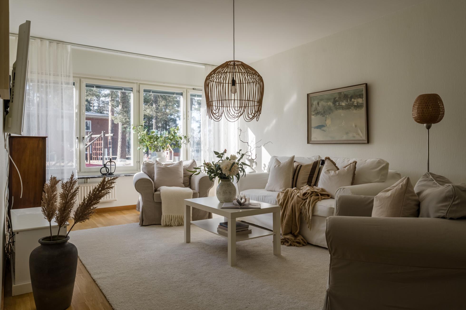 Fräsch 3:a i markplan med inglasad altan i populära Brf Solfjädern!