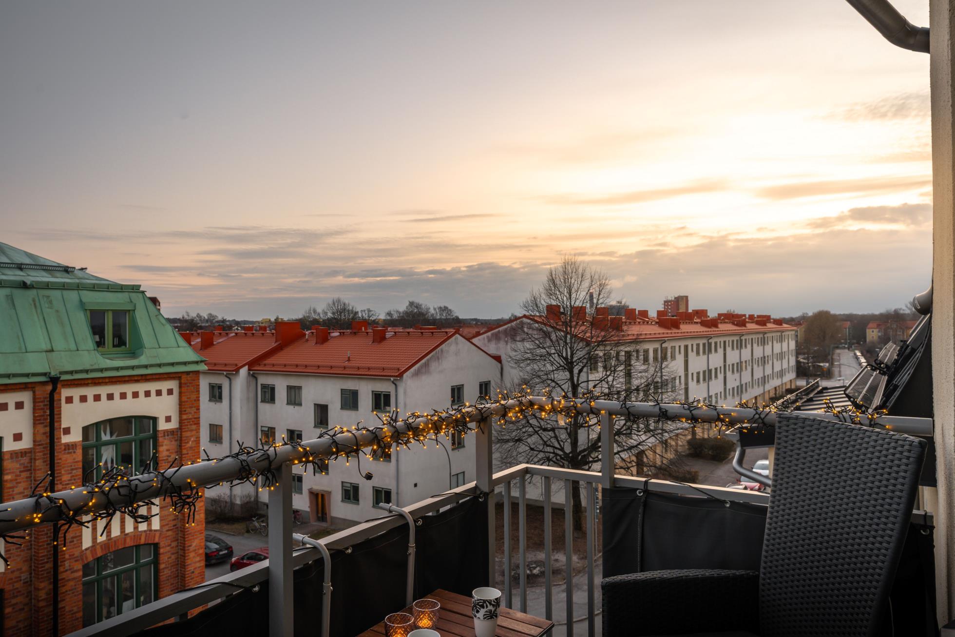 Sällsynt 3:a högst upp med dubbla balkonger!