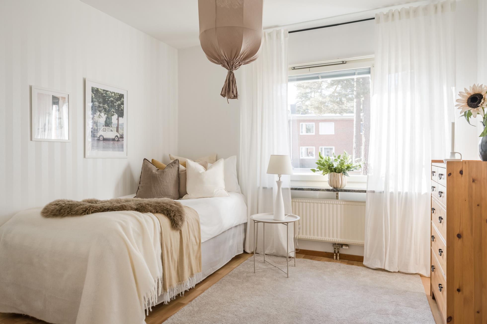 Fräsch 3:a i markplan med inglasad altan i populära Brf Solfjädern!