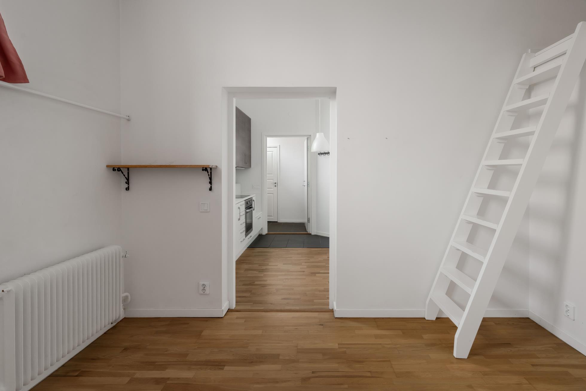 Centralt belägen 1:a med sovloft – Låga avgifter & mysig planlösning!