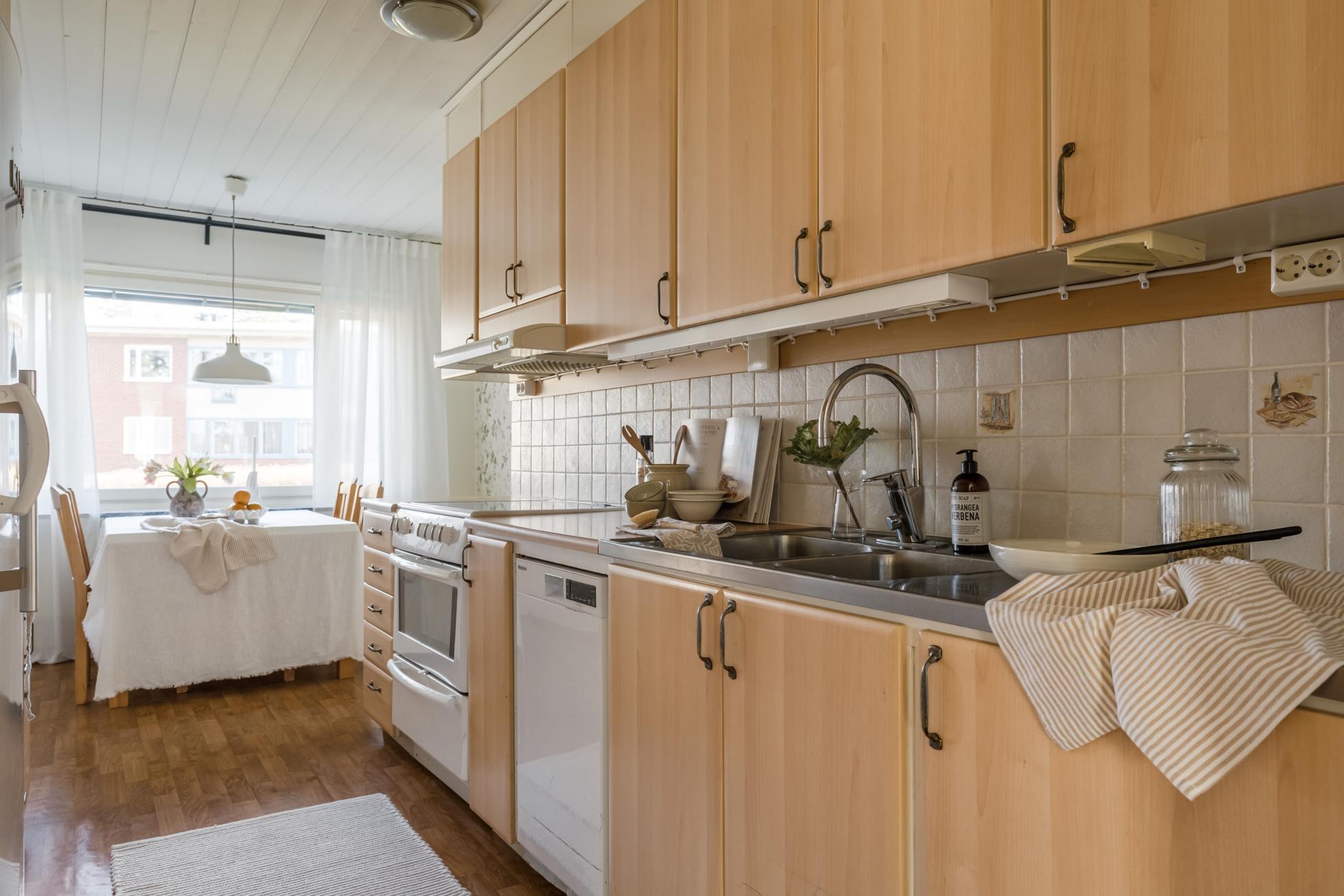 Fräsch 3:a i markplan med inglasad altan i populära Brf Solfjädern!