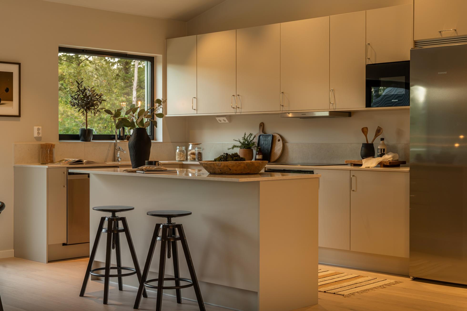 Enplanshus med modern känsla och vy över öppna fält