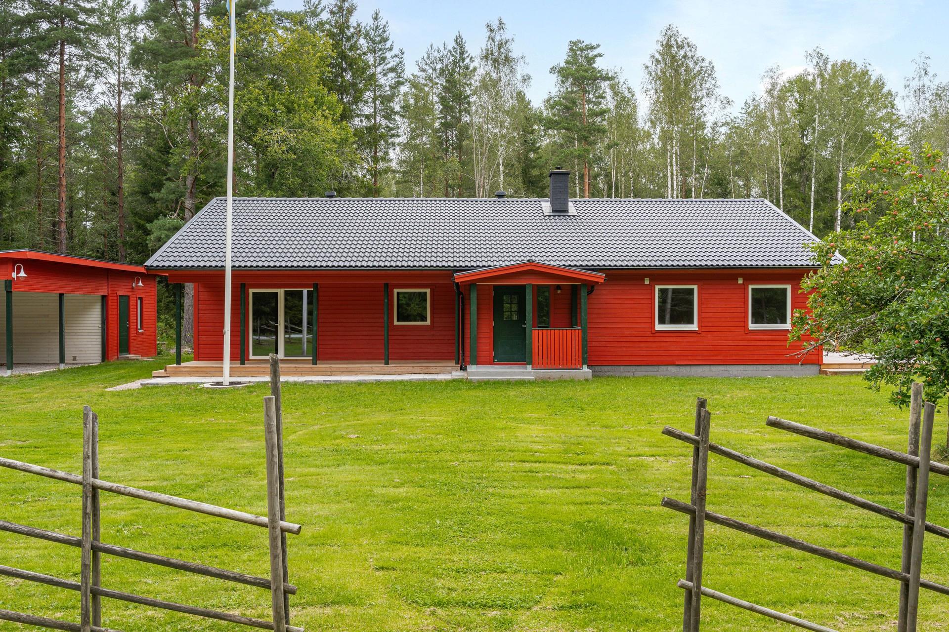 Totalrenoverat enplanshus i lantliga Tjusebotorp