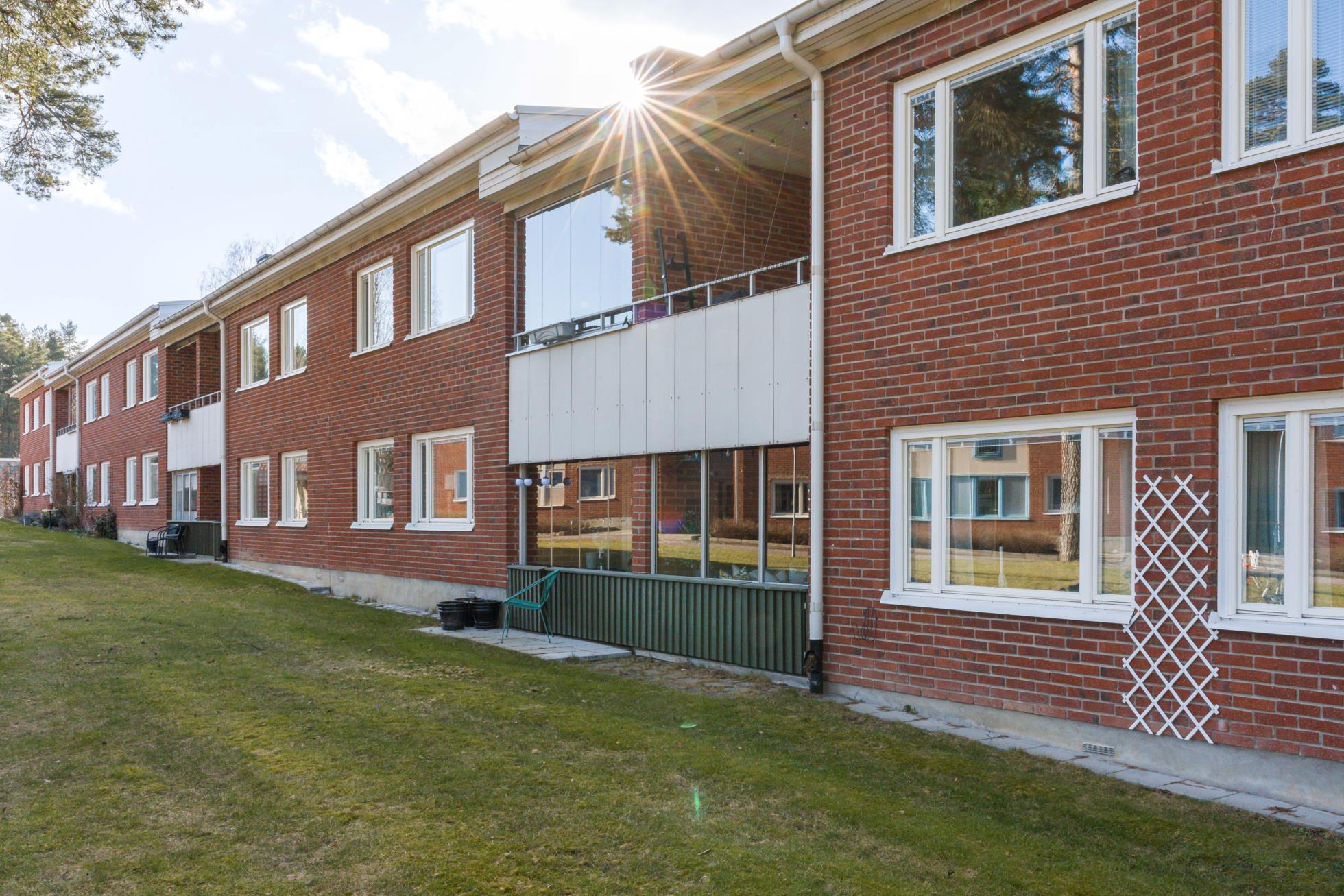 Fräsch 3:a i markplan med inglasad altan i populära Brf Solfjädern!