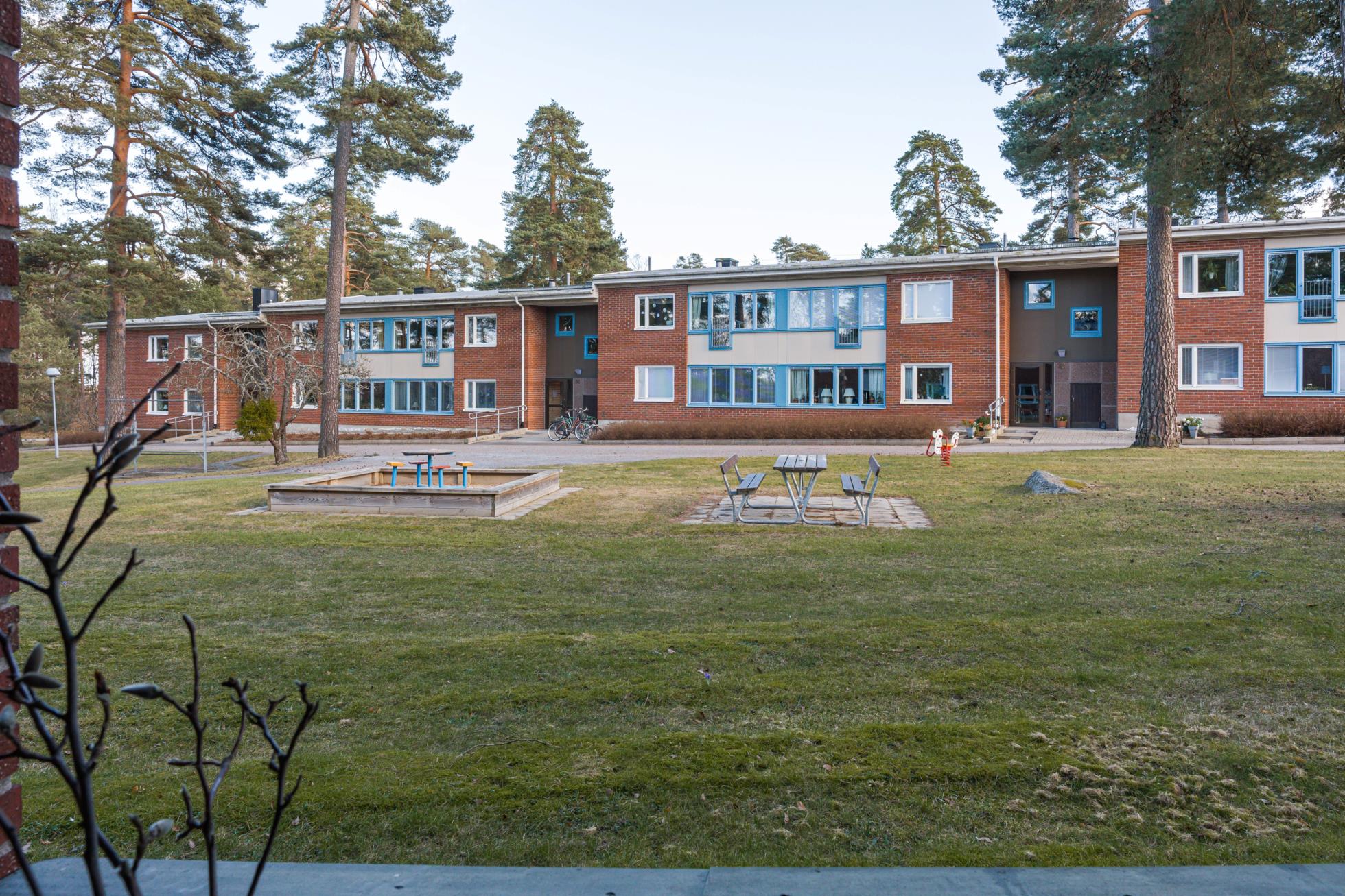 Fräsch 3:a i markplan med inglasad altan i populära Brf Solfjädern!