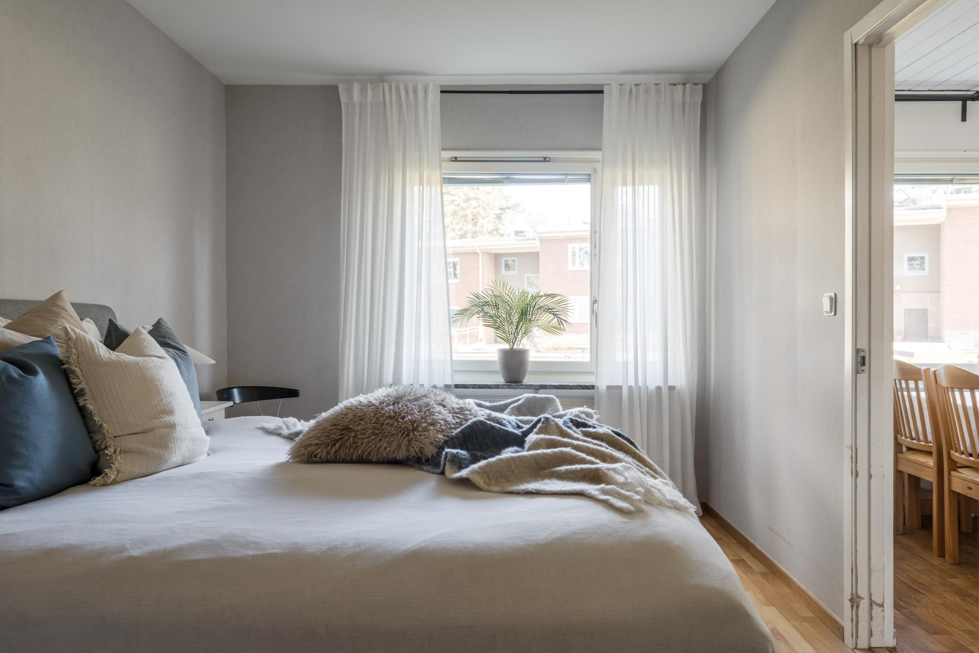 Fräsch 3:a i markplan med inglasad altan i populära Brf Solfjädern!