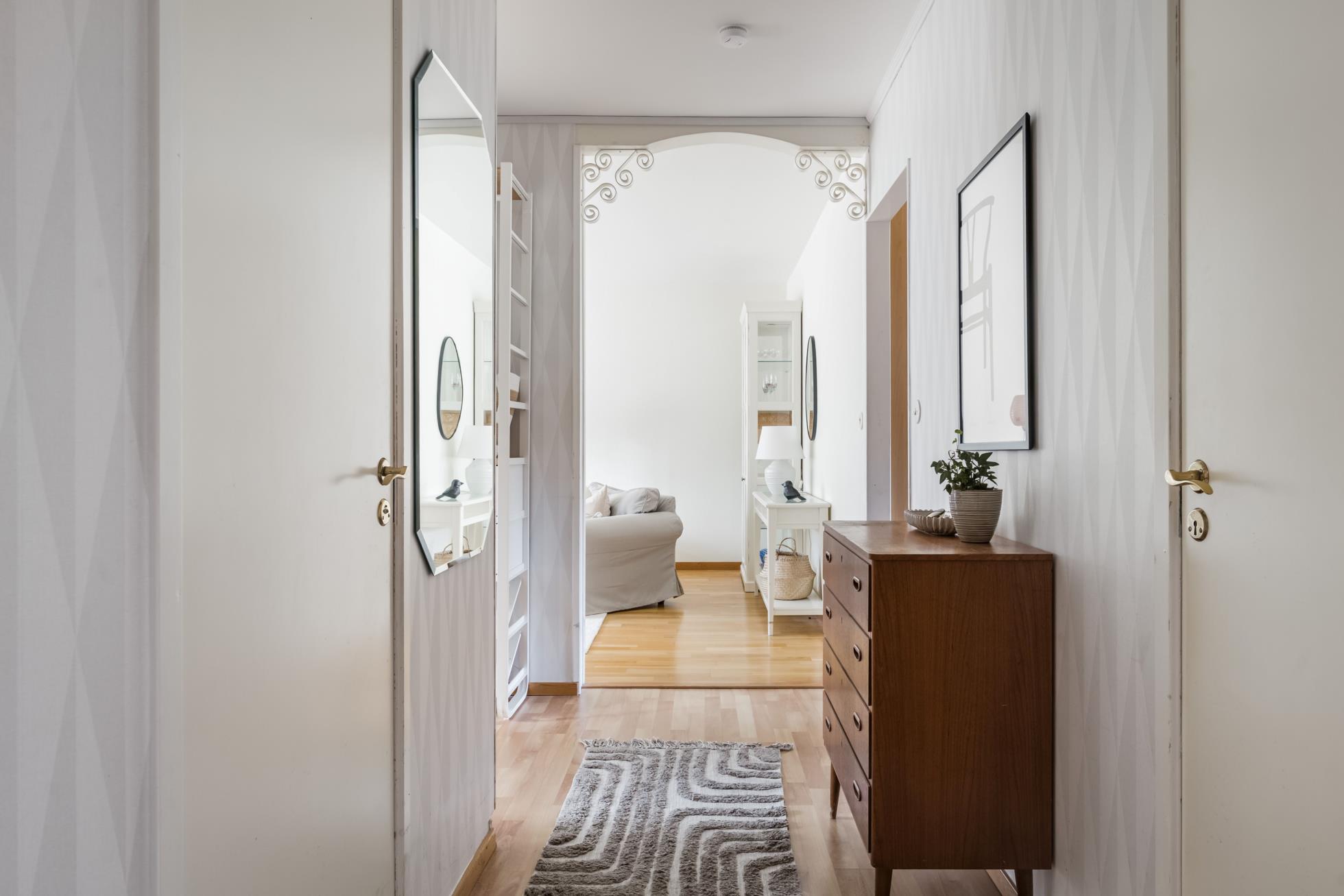 Fräsch 3:a i markplan med inglasad altan i populära Brf Solfjädern!