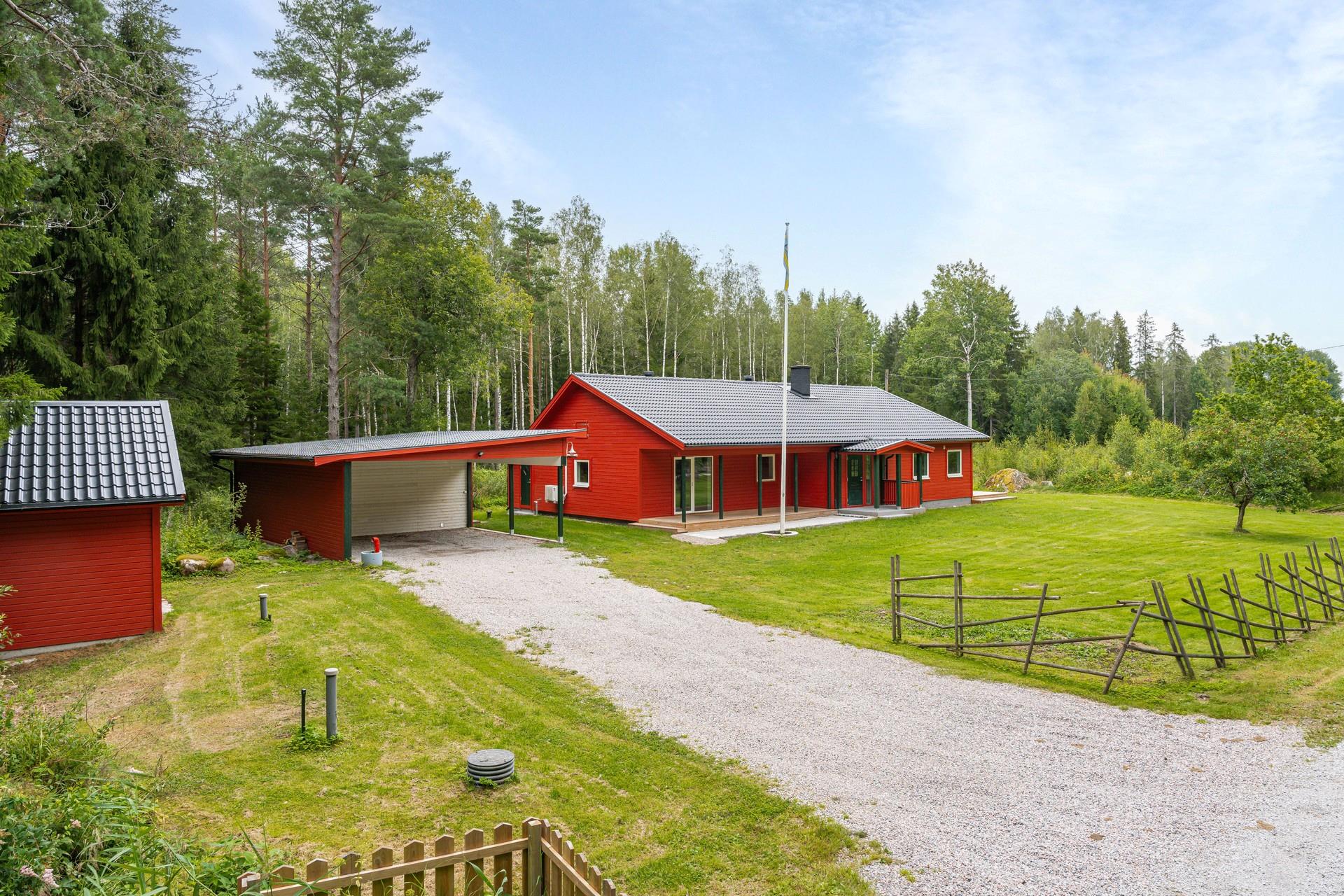 Totalrenoverat enplanshus i lantliga Tjusebotorp