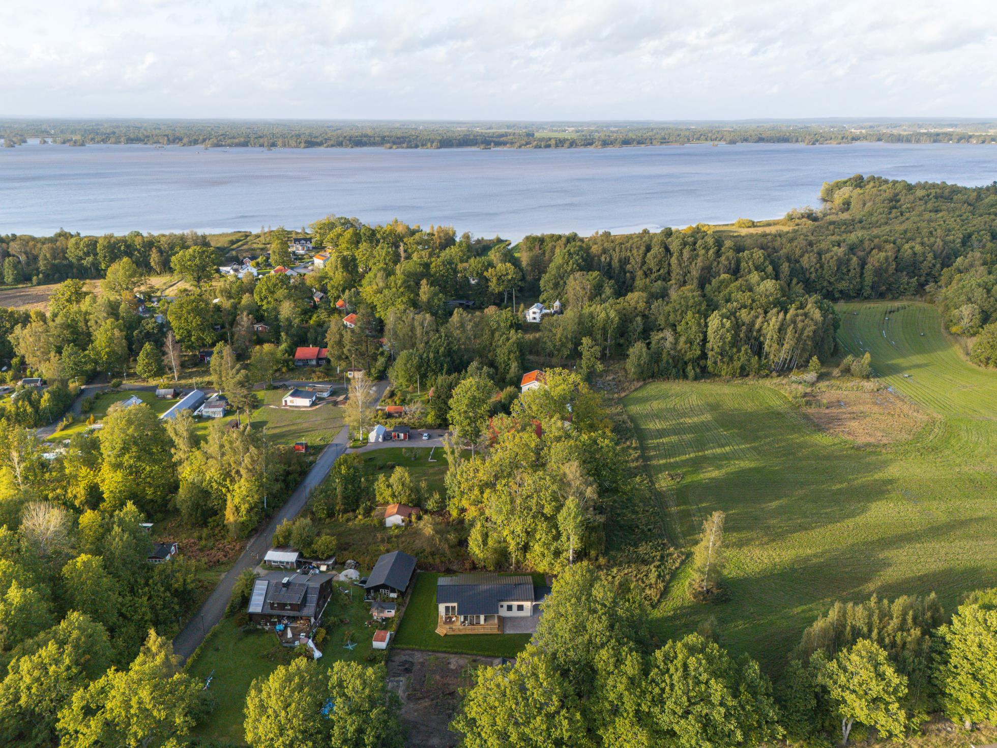 Enplanshus med modern känsla och vy över öppna fält
