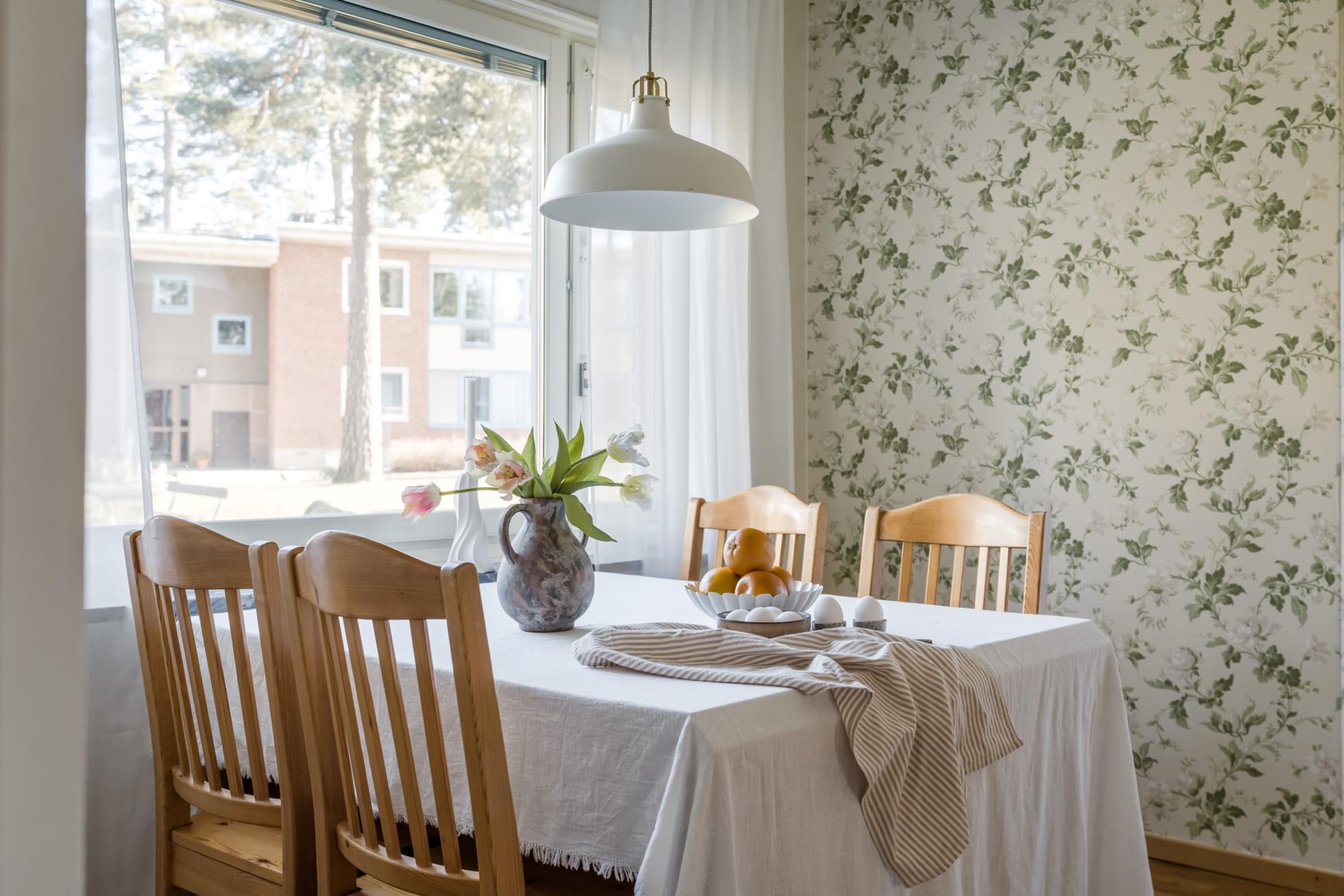 Fräsch 3:a i markplan med inglasad altan i populära Brf Solfjädern!