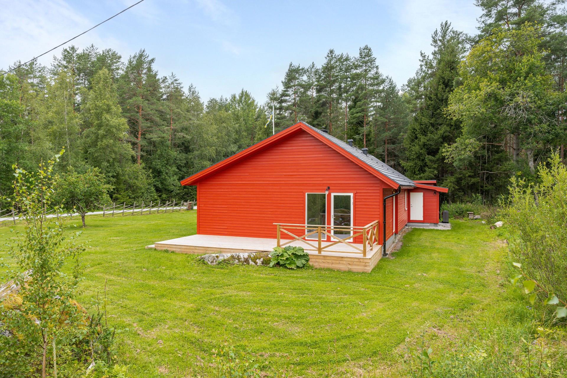 Totalrenoverat enplanshus i lantliga Tjusebotorp