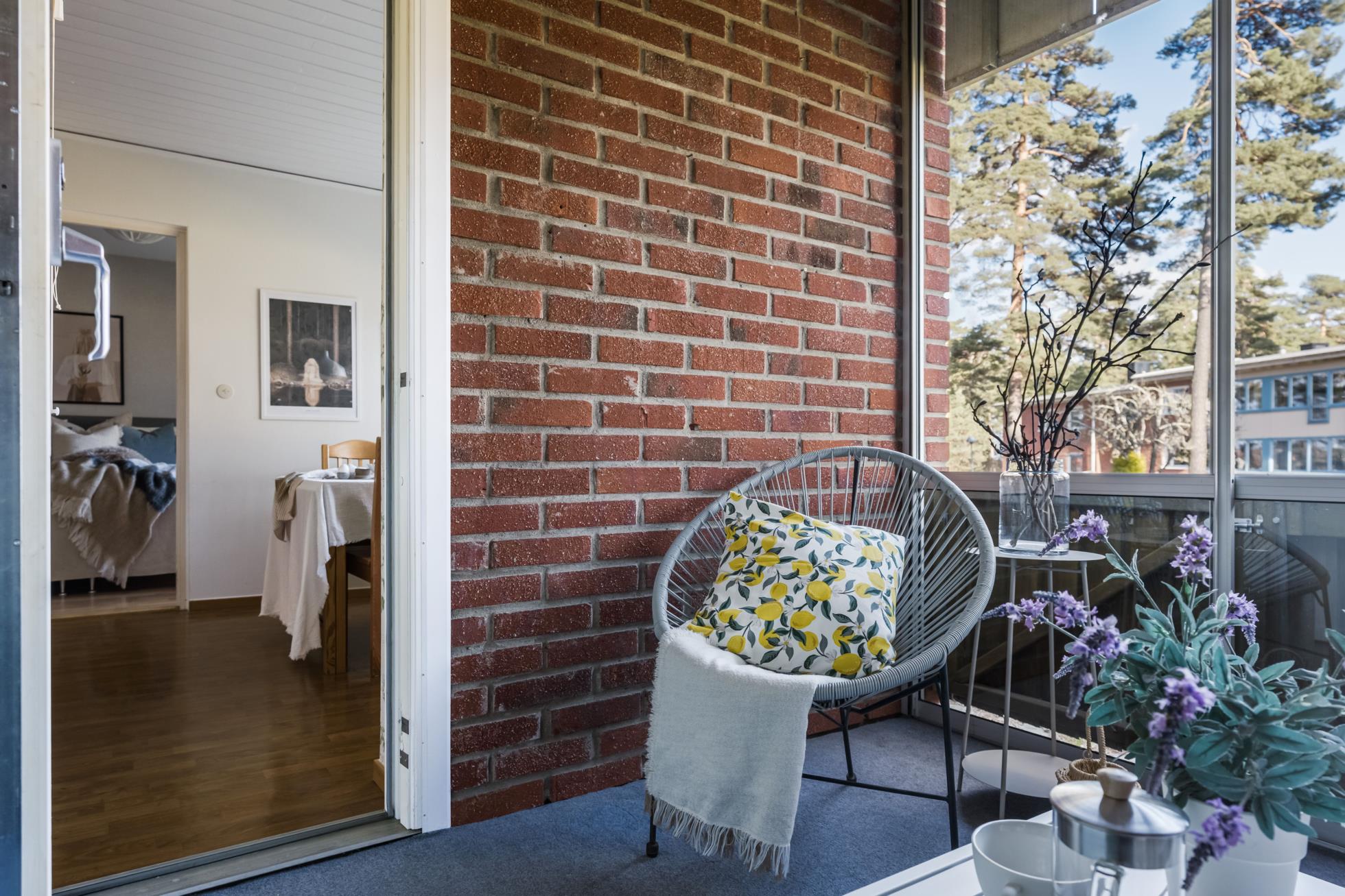 Fräsch 3:a i markplan med inglasad altan i populära Brf Solfjädern!