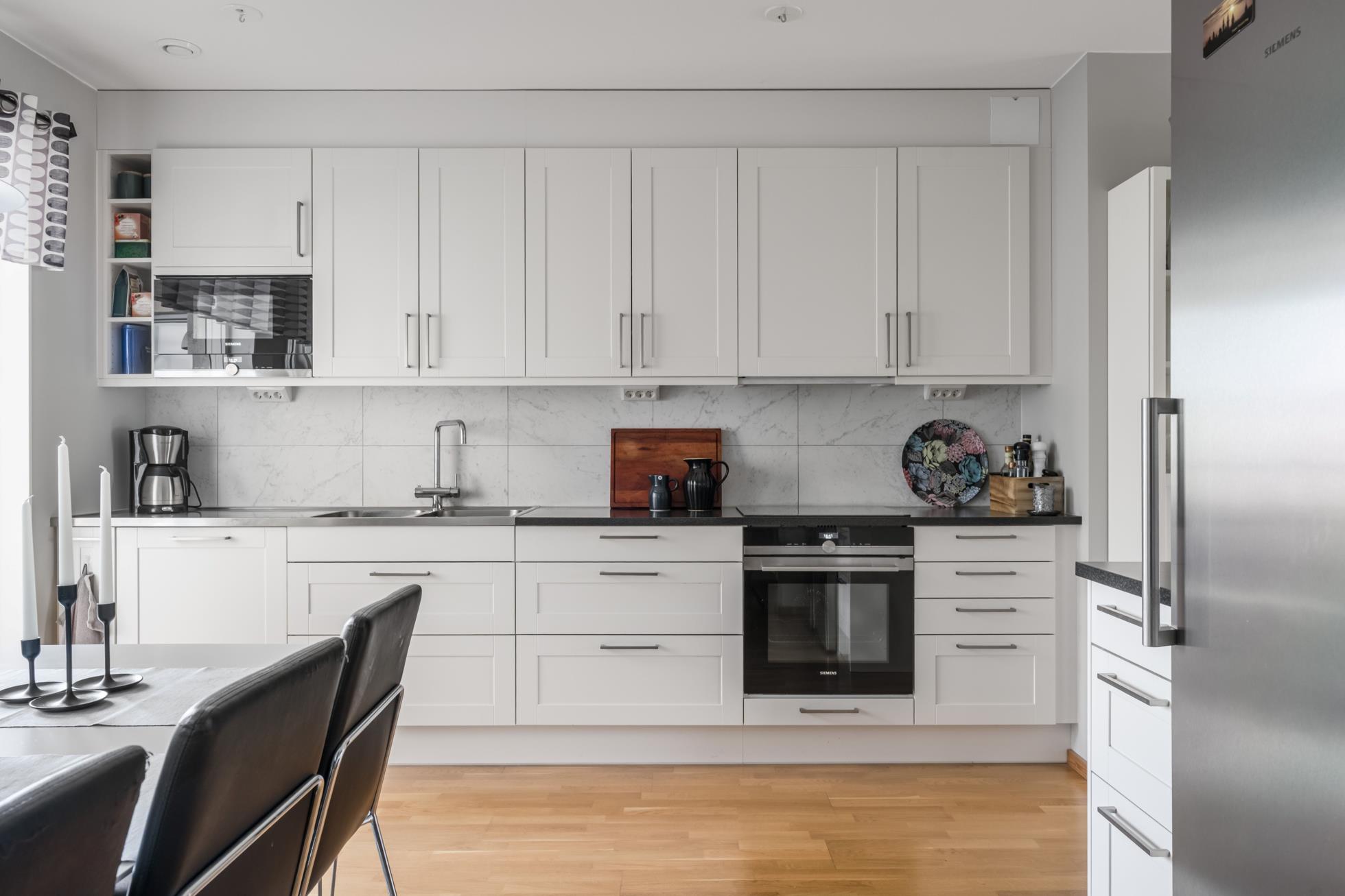 Sällsynt 3:a högst upp med dubbla balkonger!