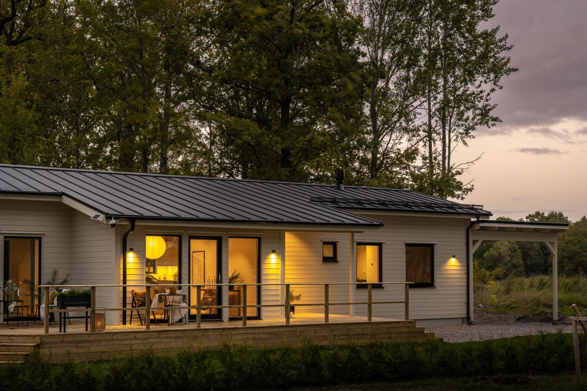 Enplanshus med modern känsla och vy över öppna fält