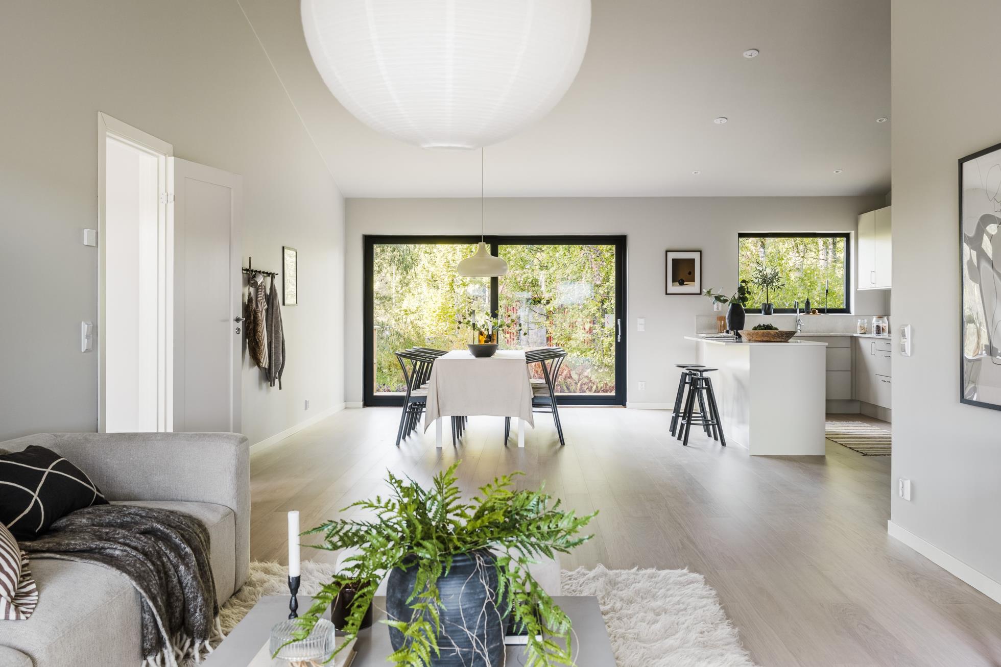 Enplanshus med modern känsla och vy över öppna fält