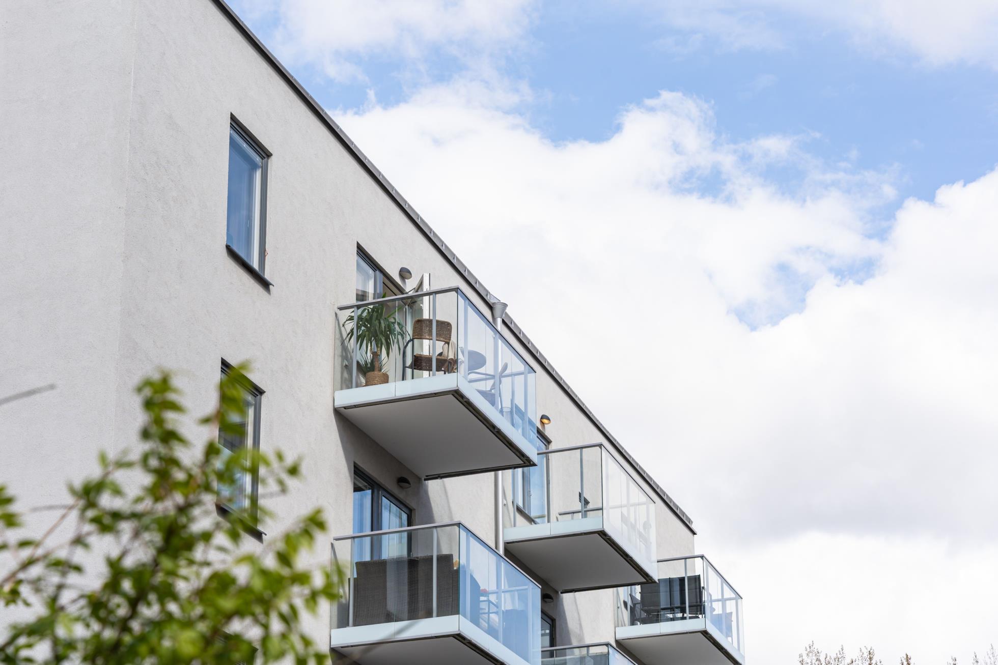 Dubbla balkonger, öppna ytor och hög komfort – högst upp i huset!