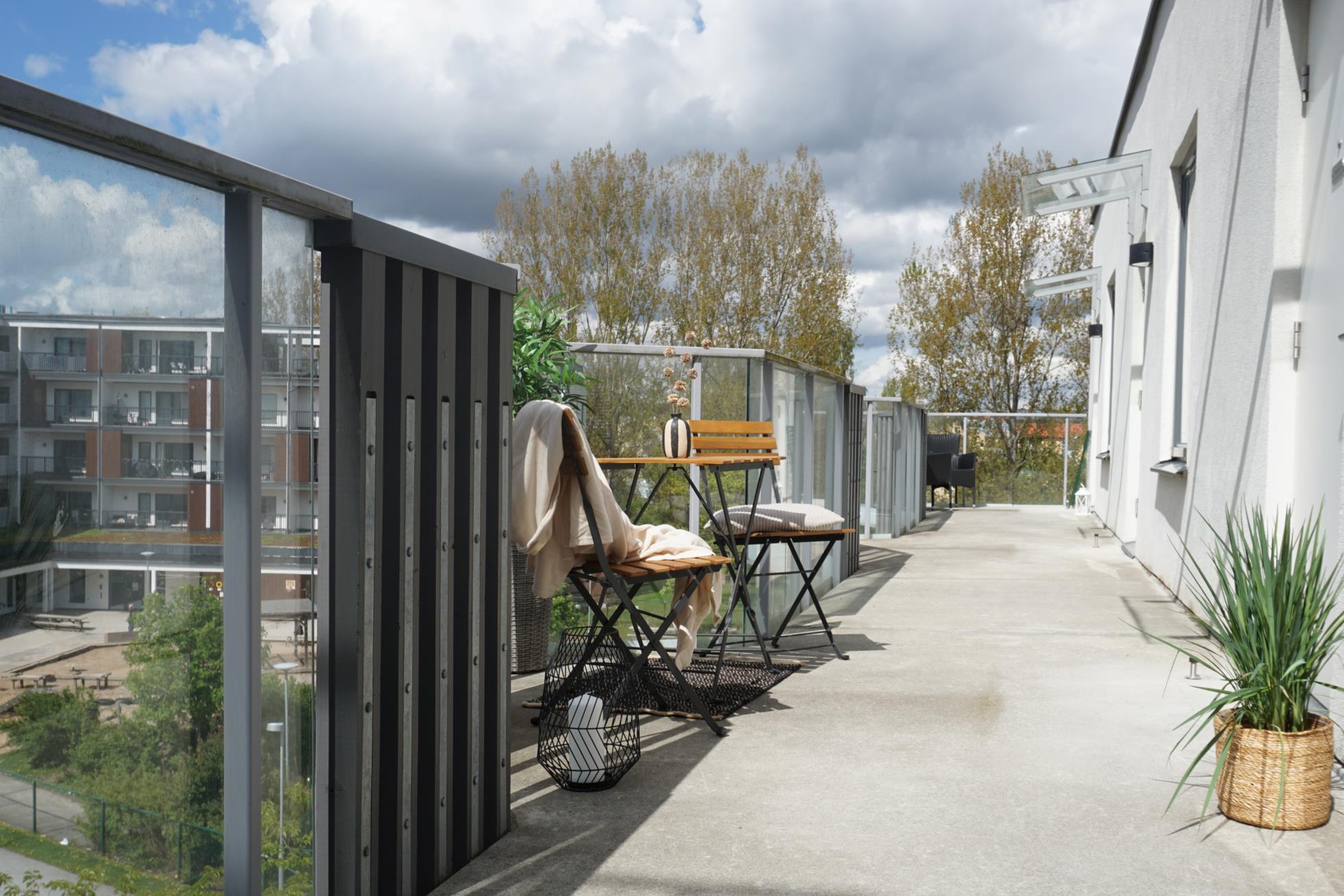 Dubbla balkonger, öppna ytor och hög komfort – högst upp i huset!