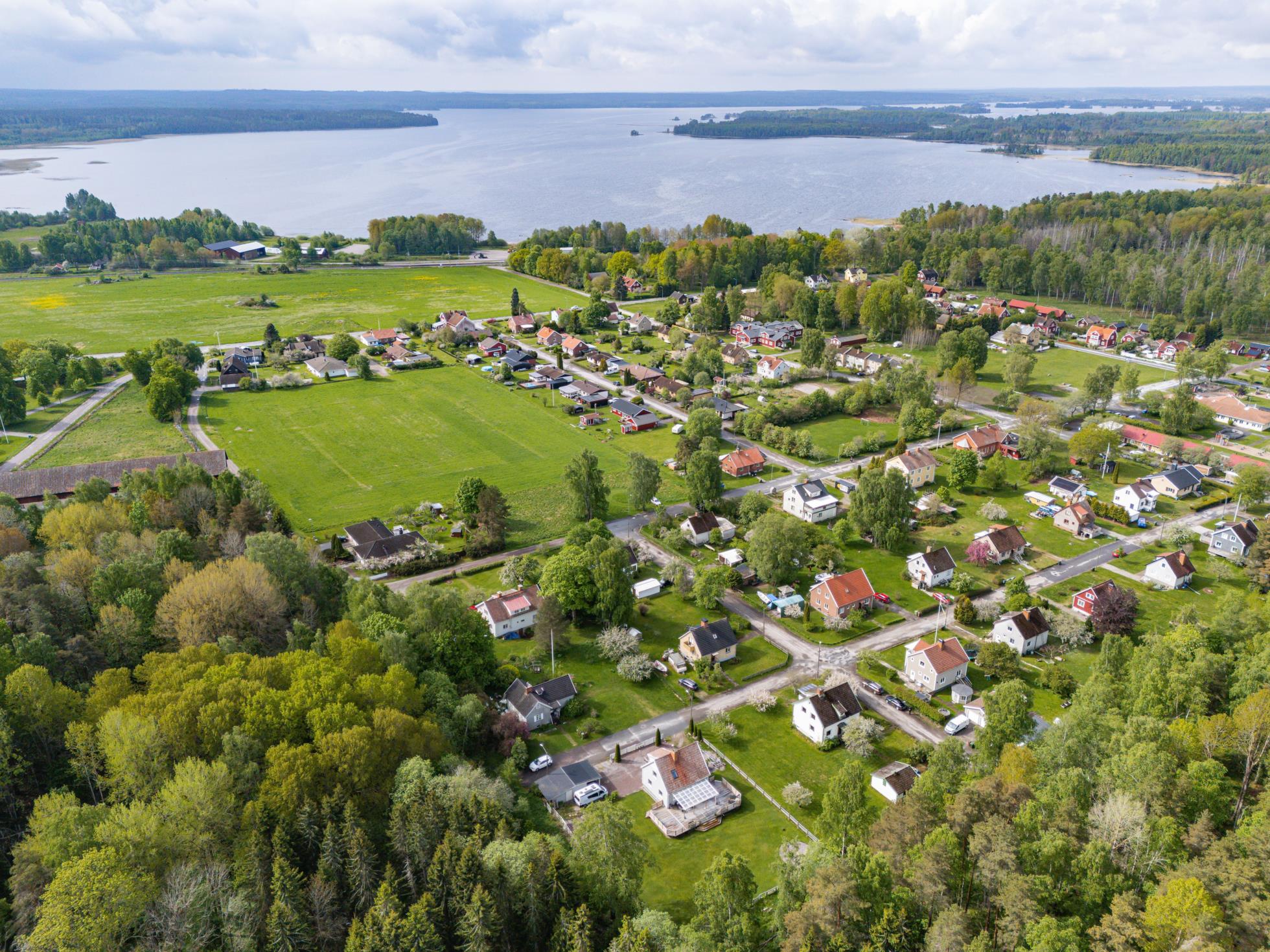 Charmig villa med stor utvecklingspotential – nära natur, sjö och bad!