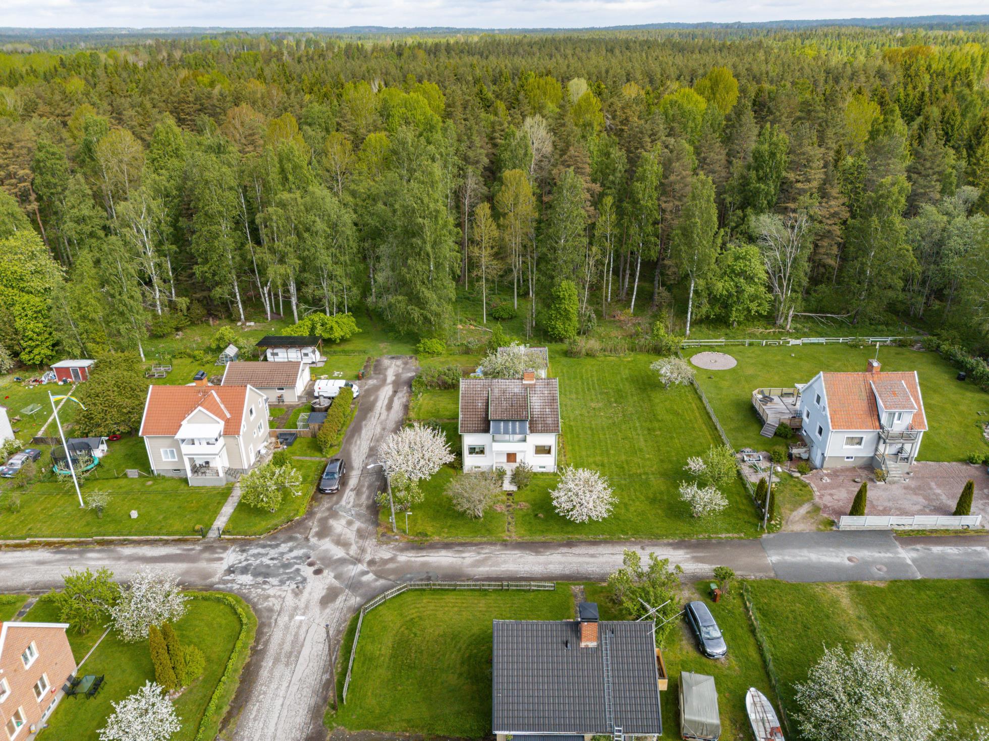 Charmig villa med stor utvecklingspotential – nära natur, sjö och bad!