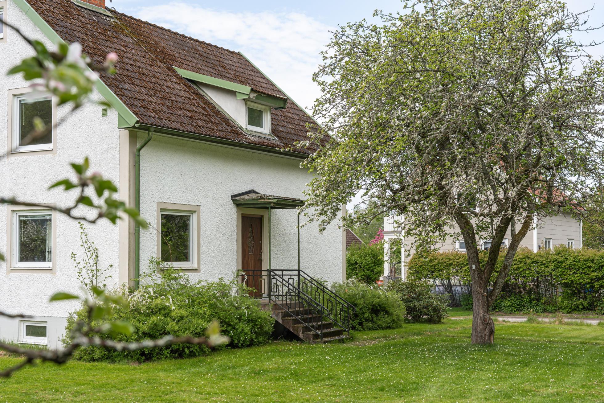 Charmig villa med stor utvecklingspotential – nära natur, sjö och bad!