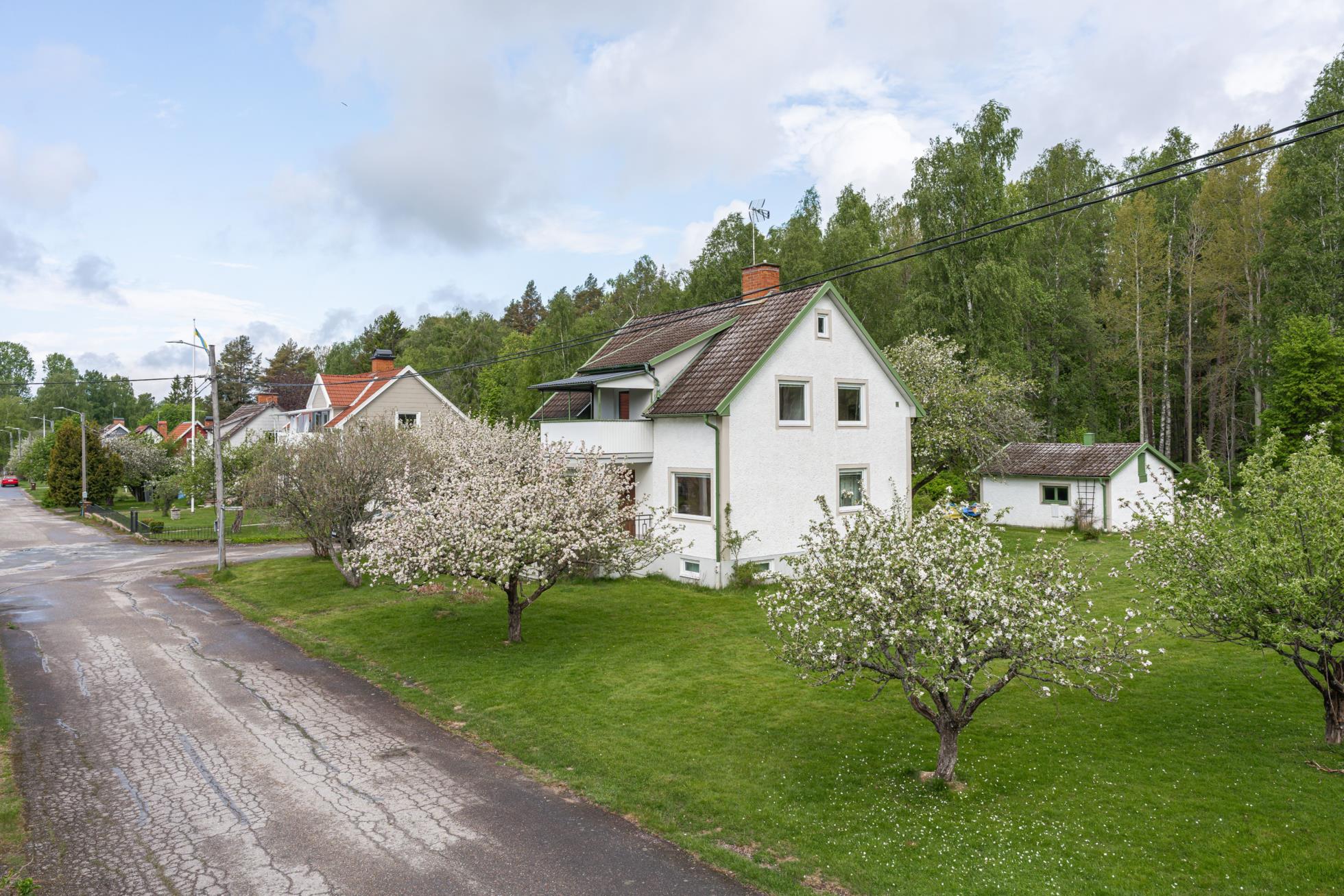 Charmig villa med stor utvecklingspotential – nära natur, sjö och bad!