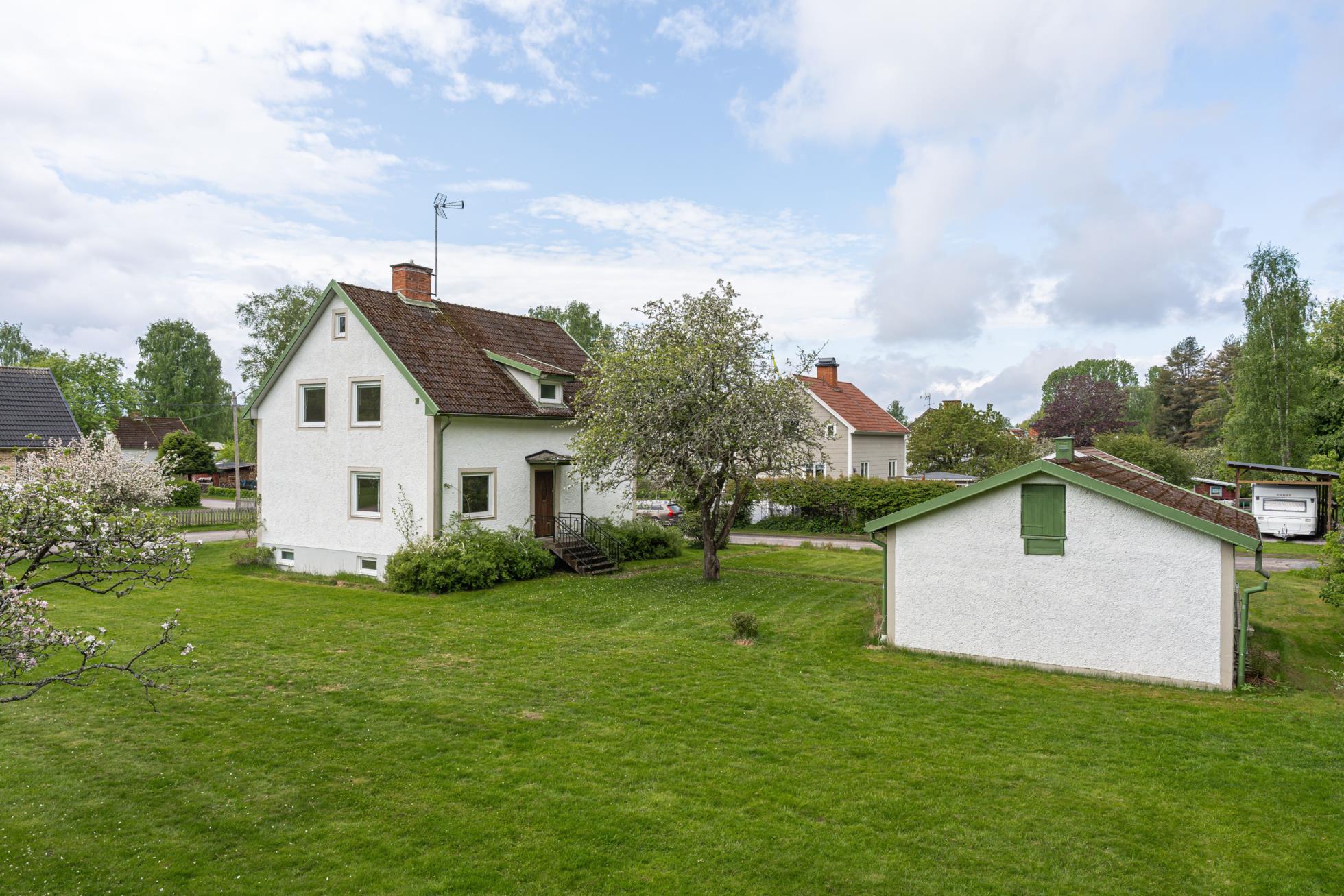 Charmig villa med stor utvecklingspotential – nära natur, sjö och bad!