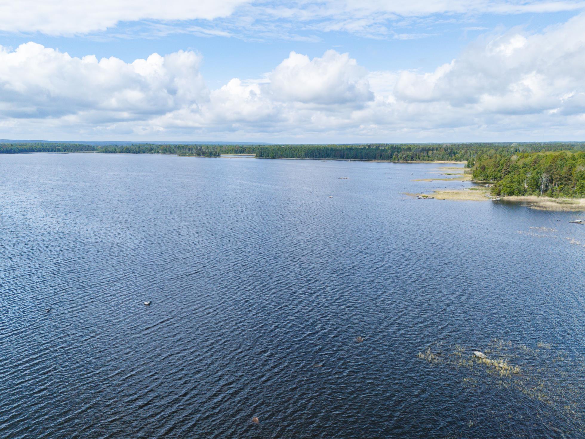 Charmig villa med stor utvecklingspotential – nära natur, sjö och bad!