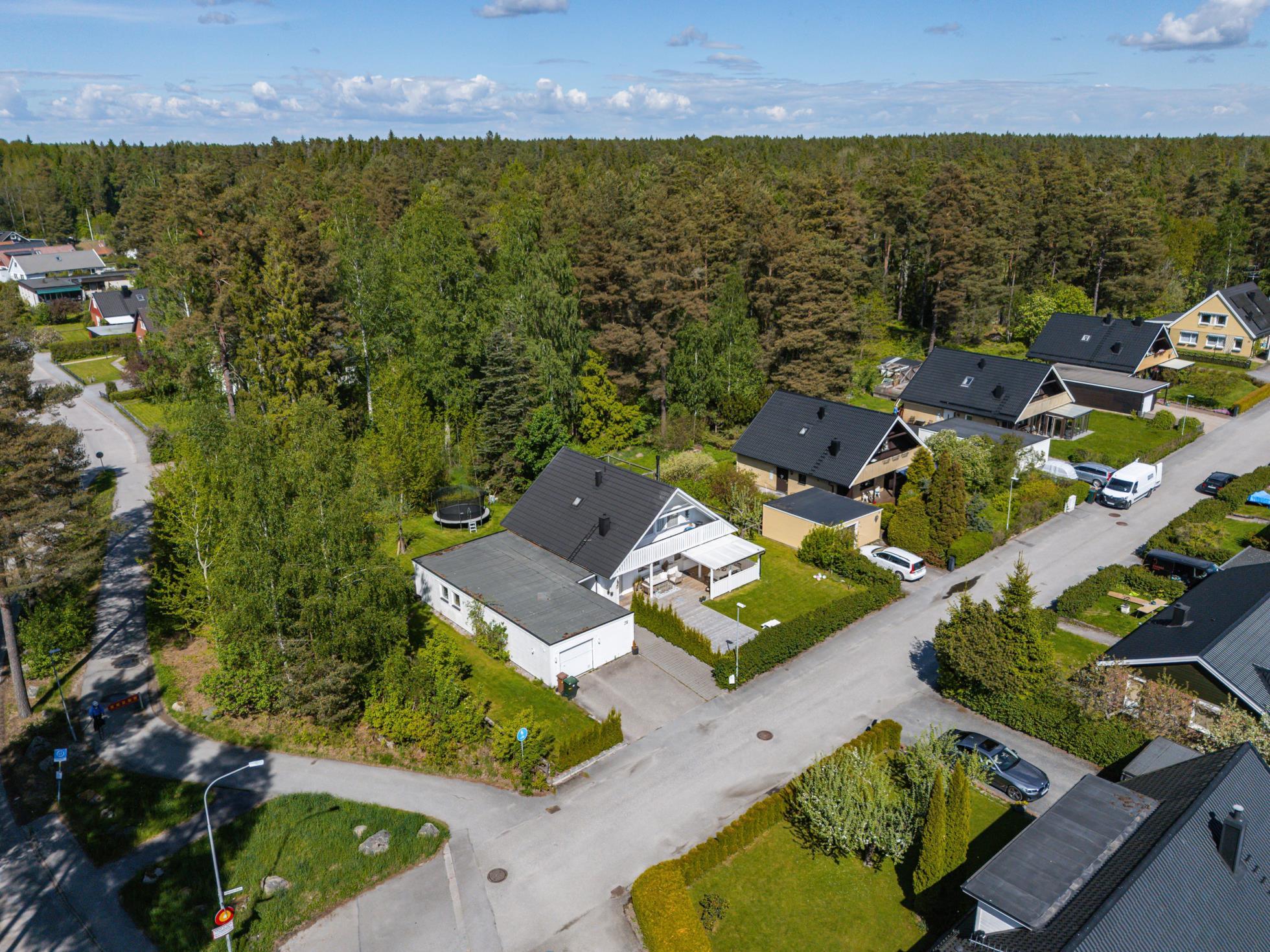 Rymlig familjevilla med hörntomt och naturen som närmaste granne!