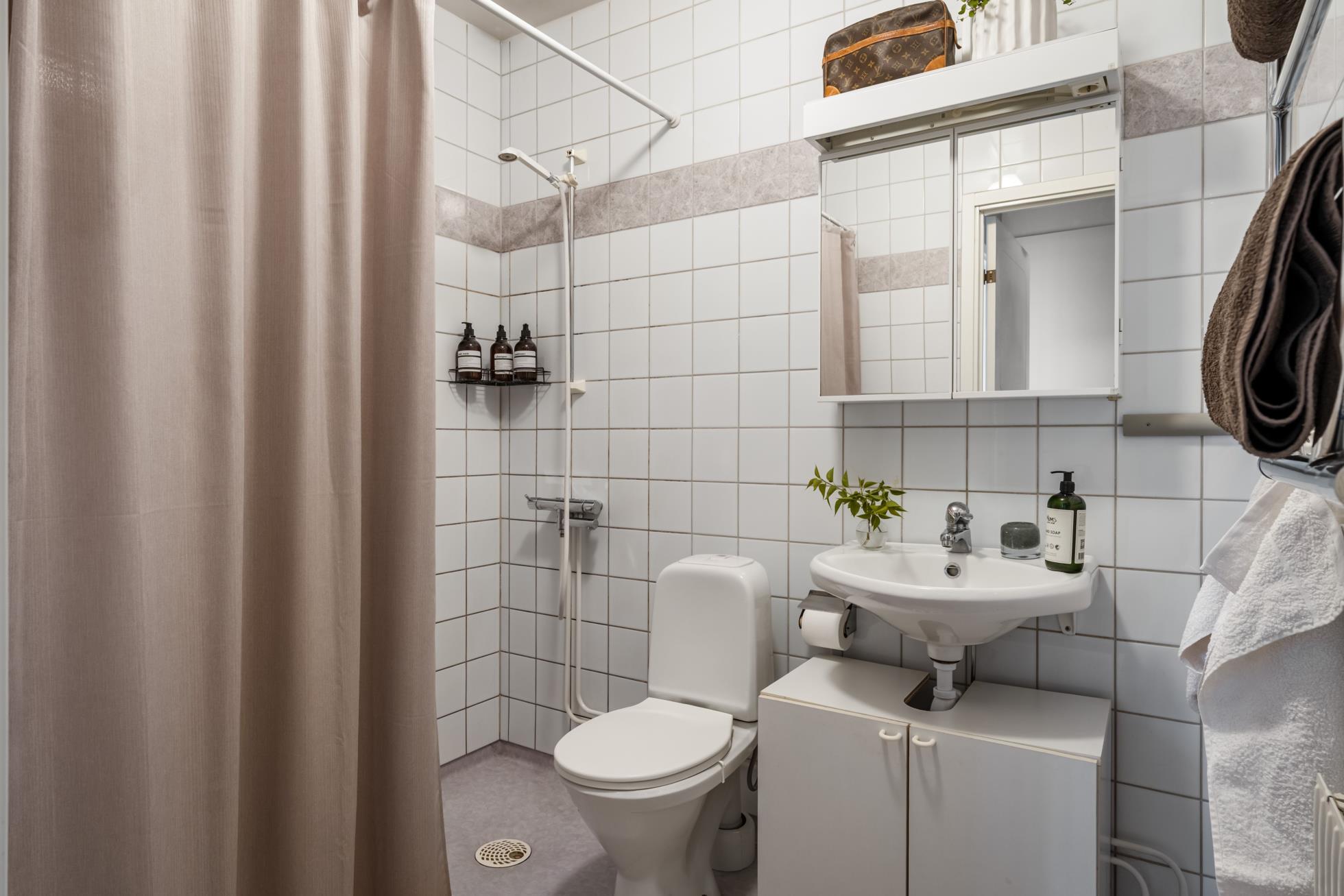 Attraktivt gavelläge med inglasad altan och stor insynsskyddad trädgård!