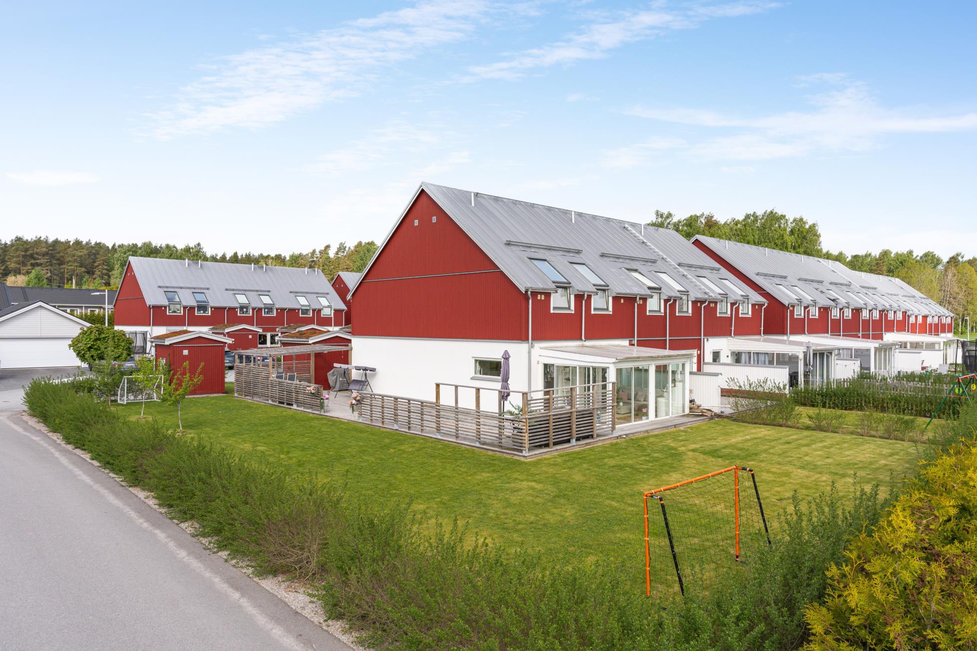 Modern tvåplansdröm i ett av föreningens bästa lägen!