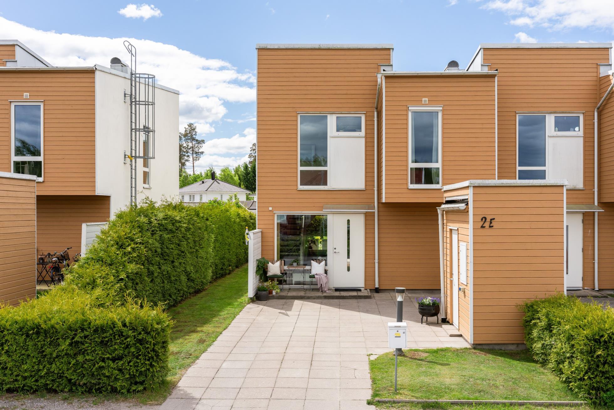 Modernt gavelradhus med soligt söderläge och dubbla uteplatser!