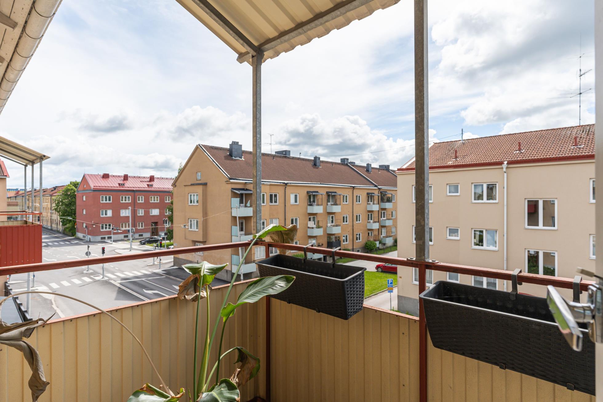 Högst upp i huset med balkong och separat uthyrningsdel!