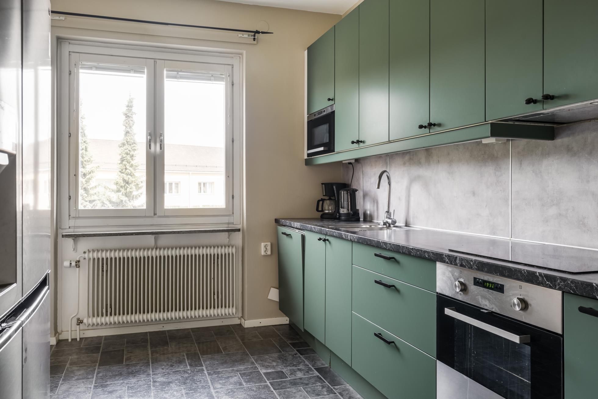Högst upp i huset med balkong och separat uthyrningsdel!