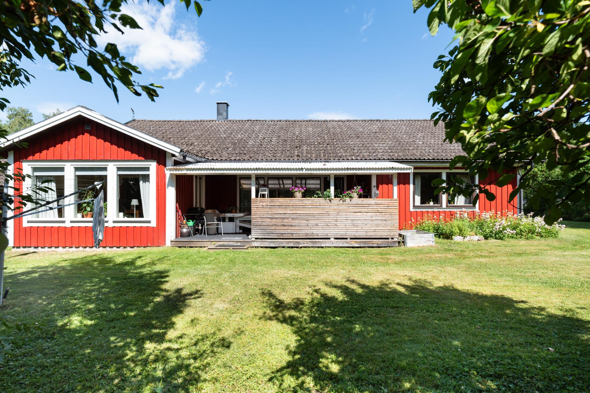 Ett trivsamt enplanshus med stora möjligheter i natursköna omgivningar.