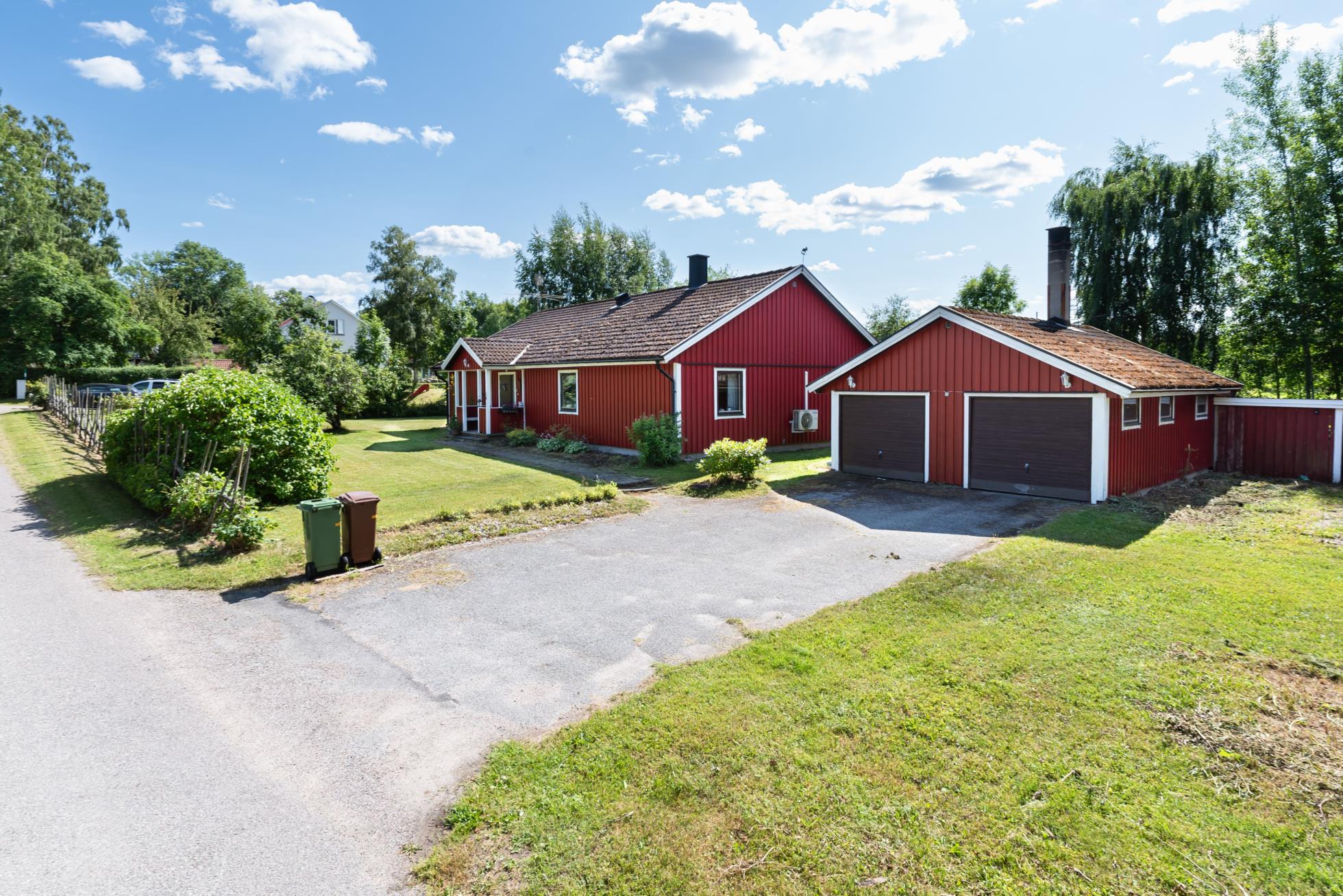 Ett trivsamt enplanshus med stora möjligheter i natursköna omgivningar.